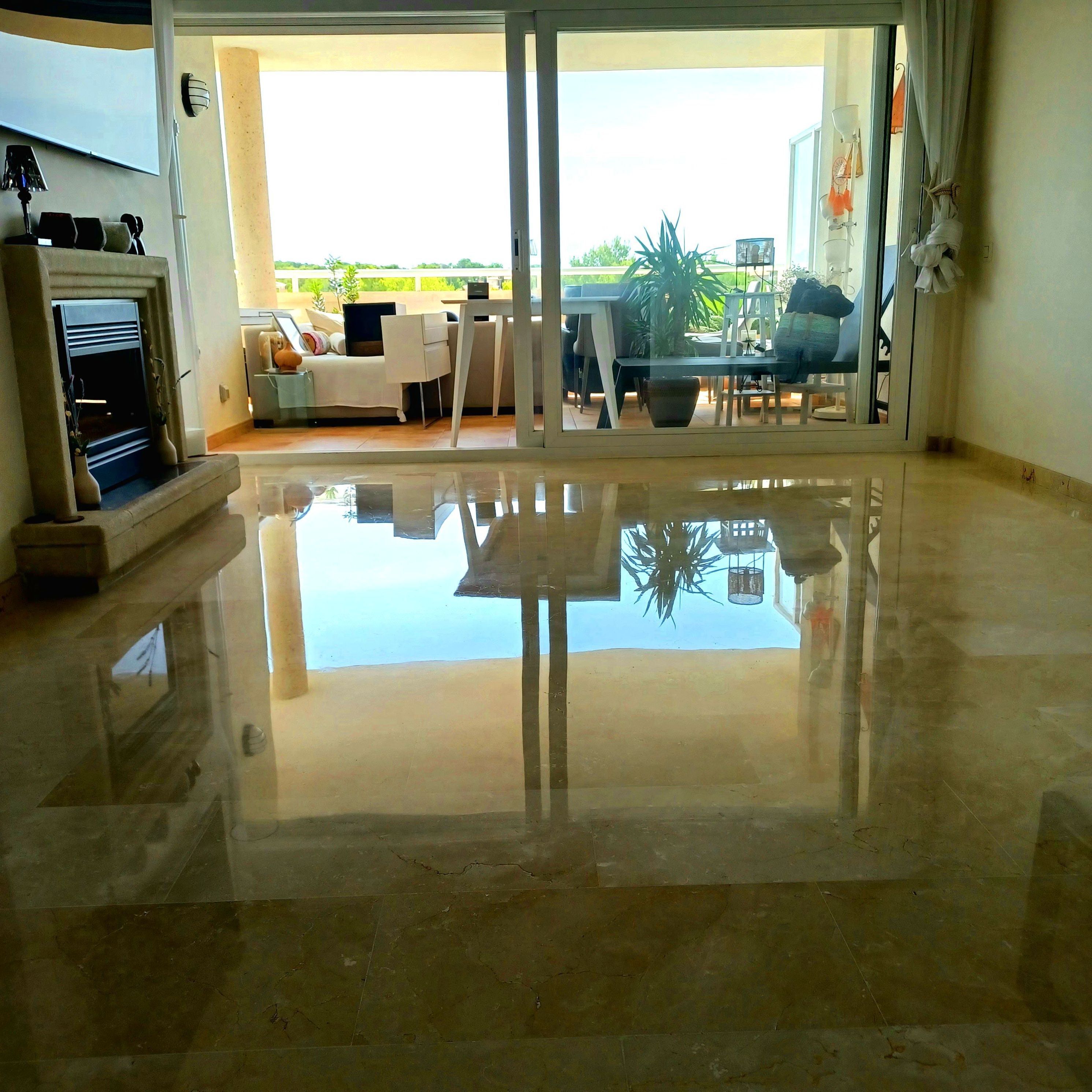 Pulido abrillantado de suelo de marmol marfil. Piso en Maioris. Mallorca. Sanding and polishing marble floor