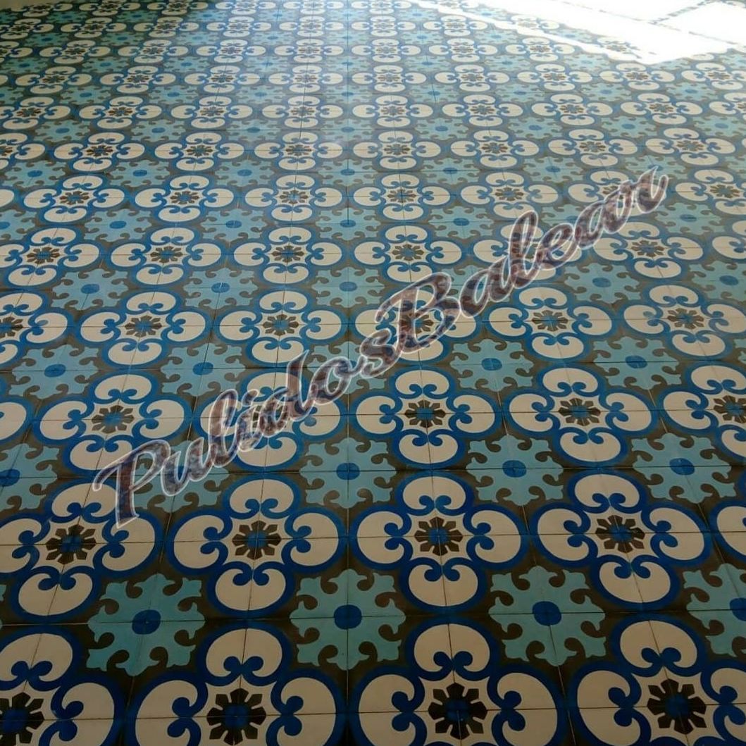 Limpieza de suelo mosaico con efecto natural. Palma de Mallorca. 