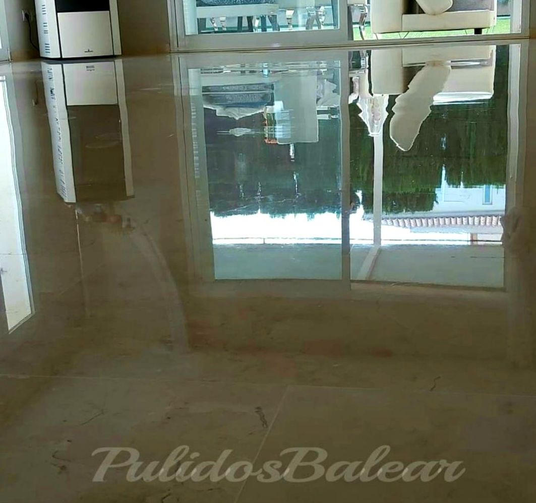 Abrillantado vitrificado de suelo de marmol marfil en Palma de Mallorca.