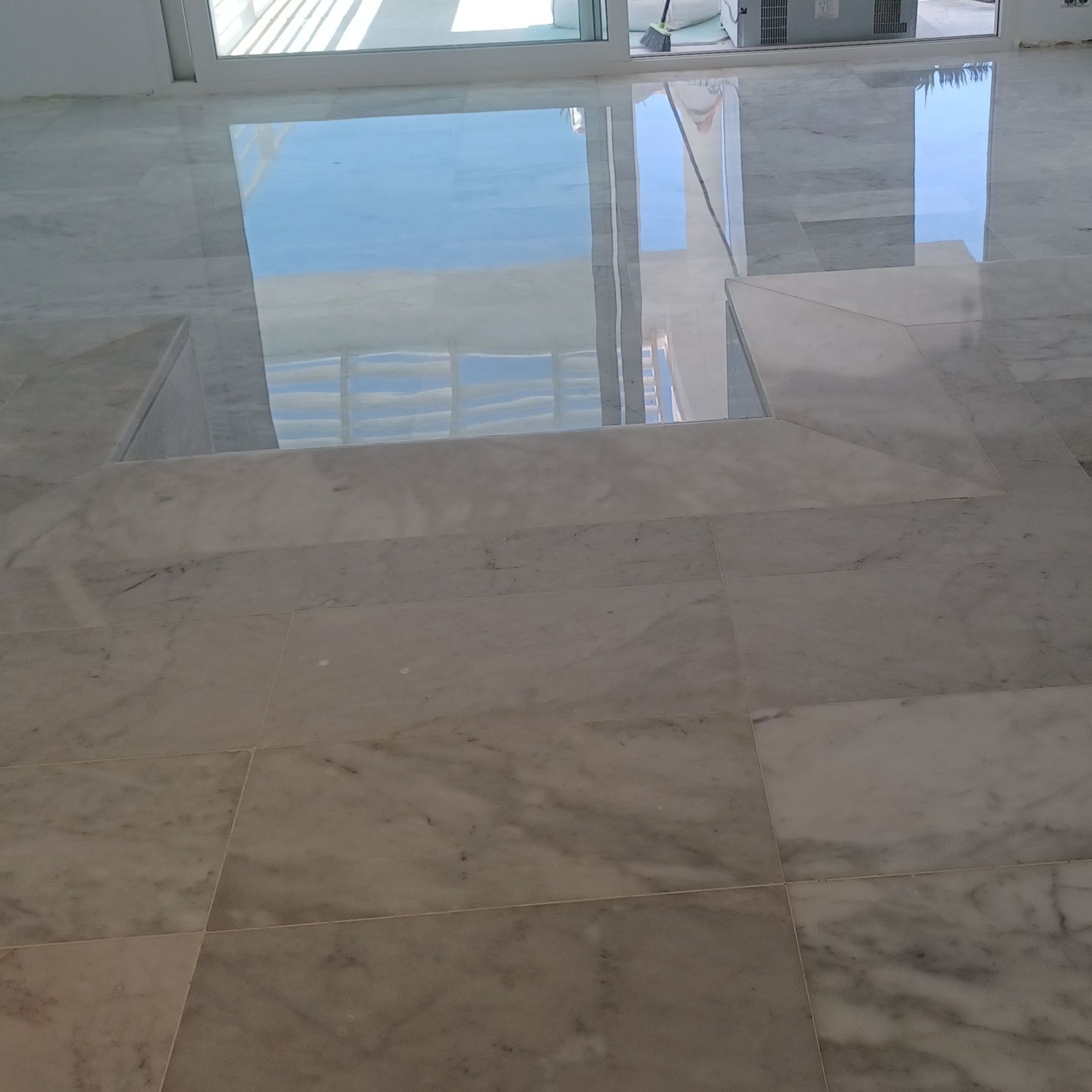 Suelo de marmol blanco. Trabajo realizado ; pulido y abrillantado. Chalet en Son Veri Nou, Mallorca.