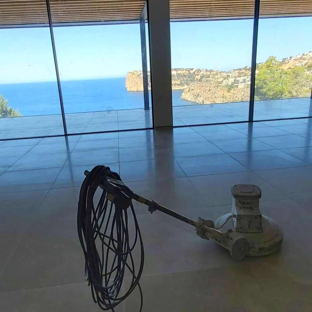 Limpieza de suelo de marmol envejecido en Mallorca