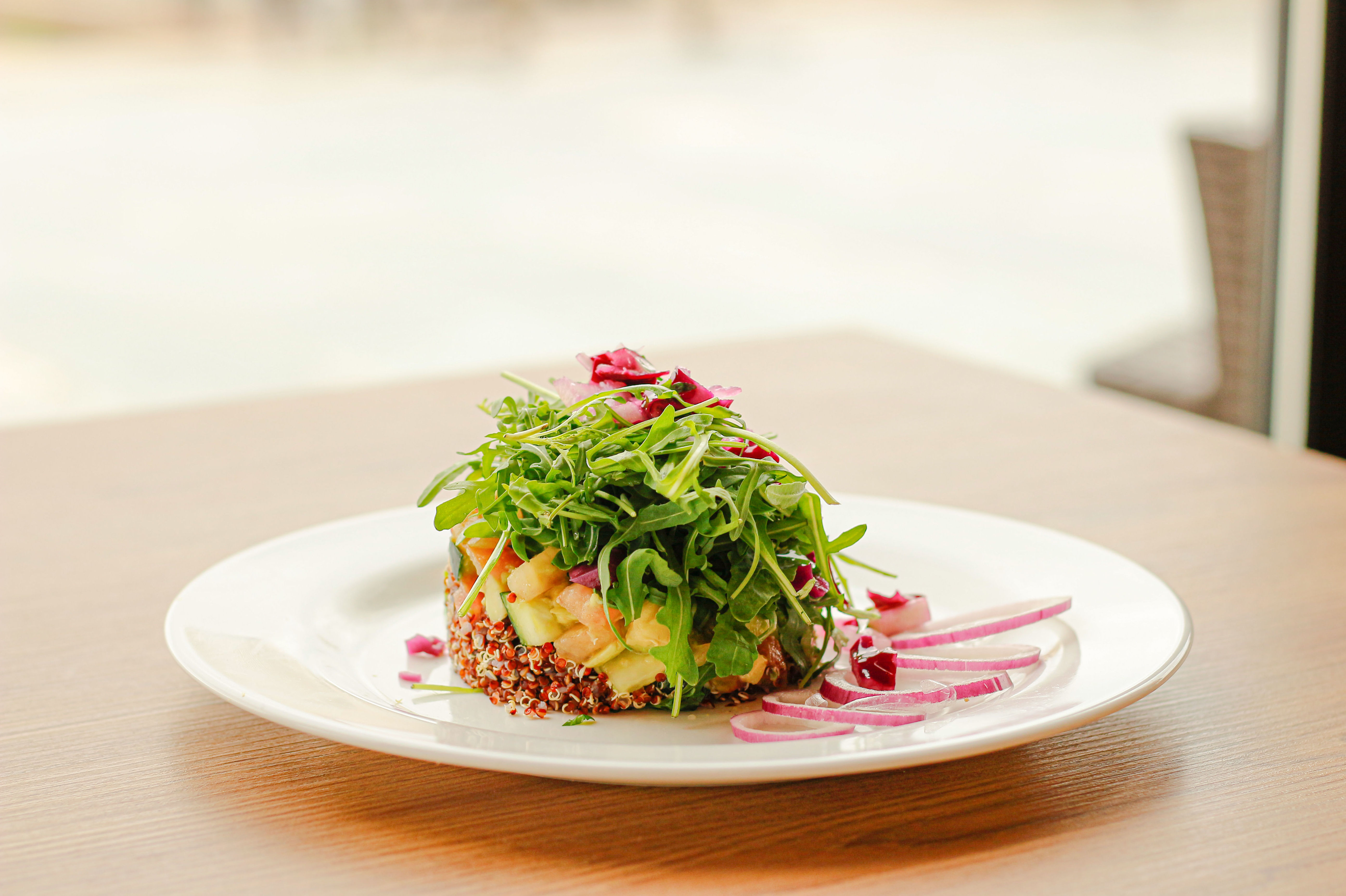 Timbal de quinoa ,salmón, aguacate y rúcula Timbal de quinoa ,salmón, aguacate y rúcula