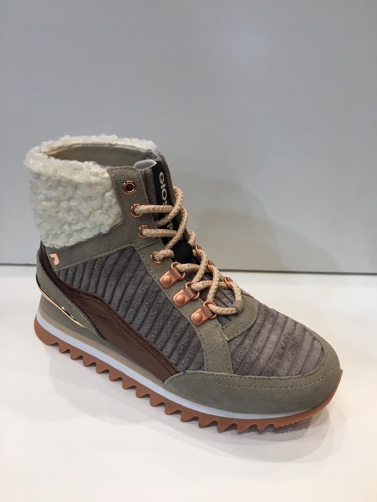 Bota de pelo: Catálogo de Calçats Llinàs Bota de pelo: Catálogo de Calçats Llinàs