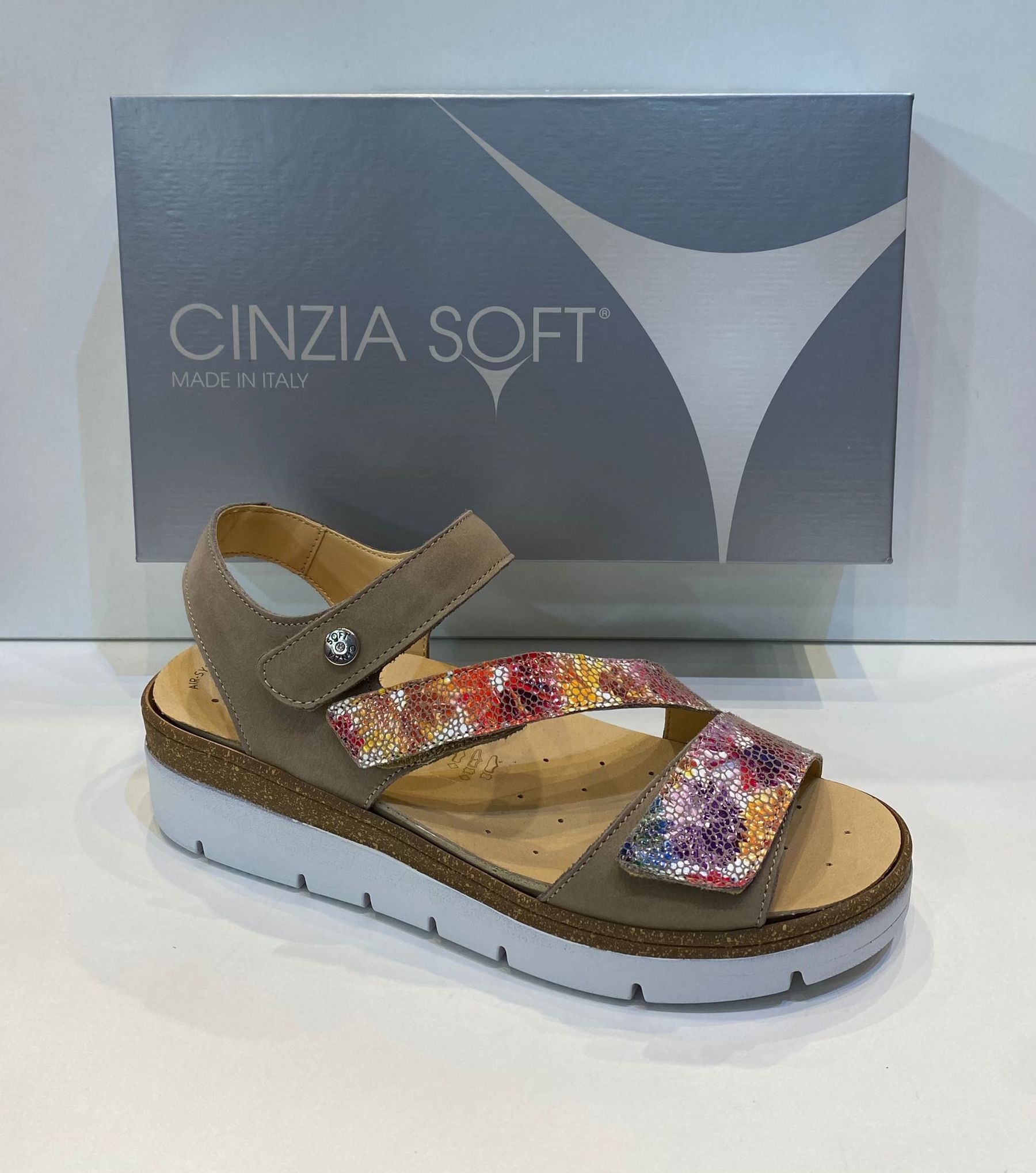 Sandàlia de dona, de la marca Cinzia Soft, ample especial, adaptable a totes les amplades, plantilla anatòmica extraible, adaptable a plantilles ortopèdiques de pas ample, sola de politilè 82€