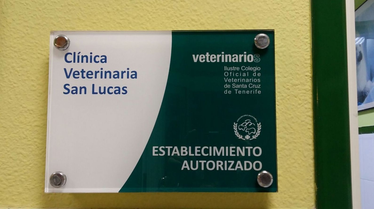 Placa de establecimiento autorizado por el colegio de veterinarios de Santa Cruz de Tenerife 