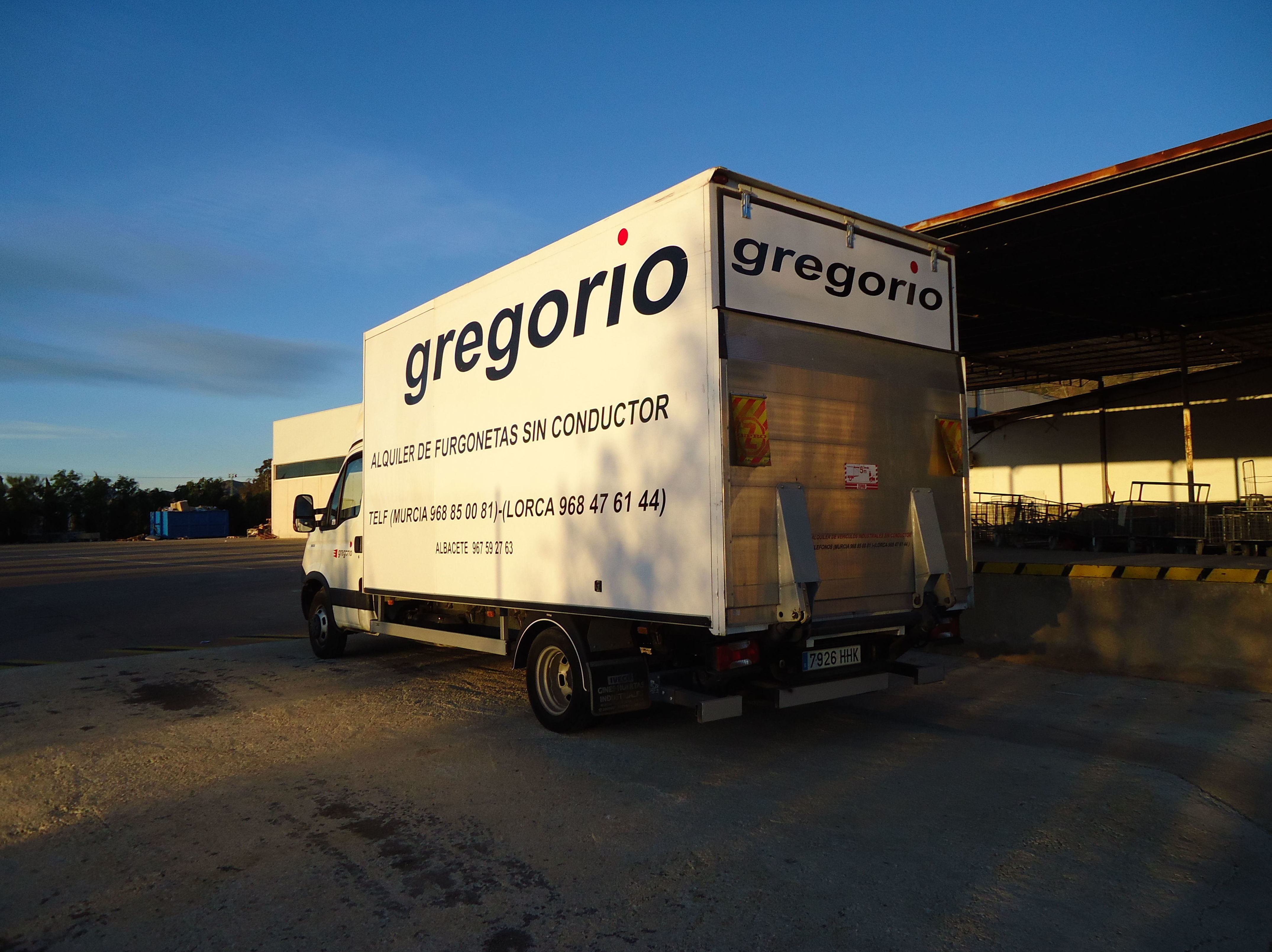 TRUNCKS WITH PLATFORM DOOR: Catalogue de Gregorio Rent of Vans without driver TRUNCKS WITH PLATFORM DOOR: Catalogue de Gregorio Rent of Vans without driver