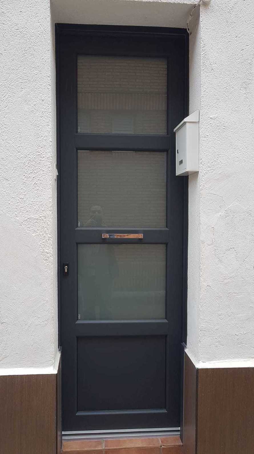 Puerta de entrada de PVC Kommerling. Color gris antracita.