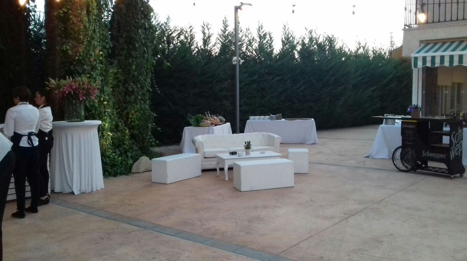 Alquiler de sillas y mesas para eventos en Alicante