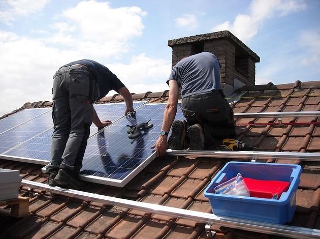 Instalación de paneles solares en tejado en Alicante