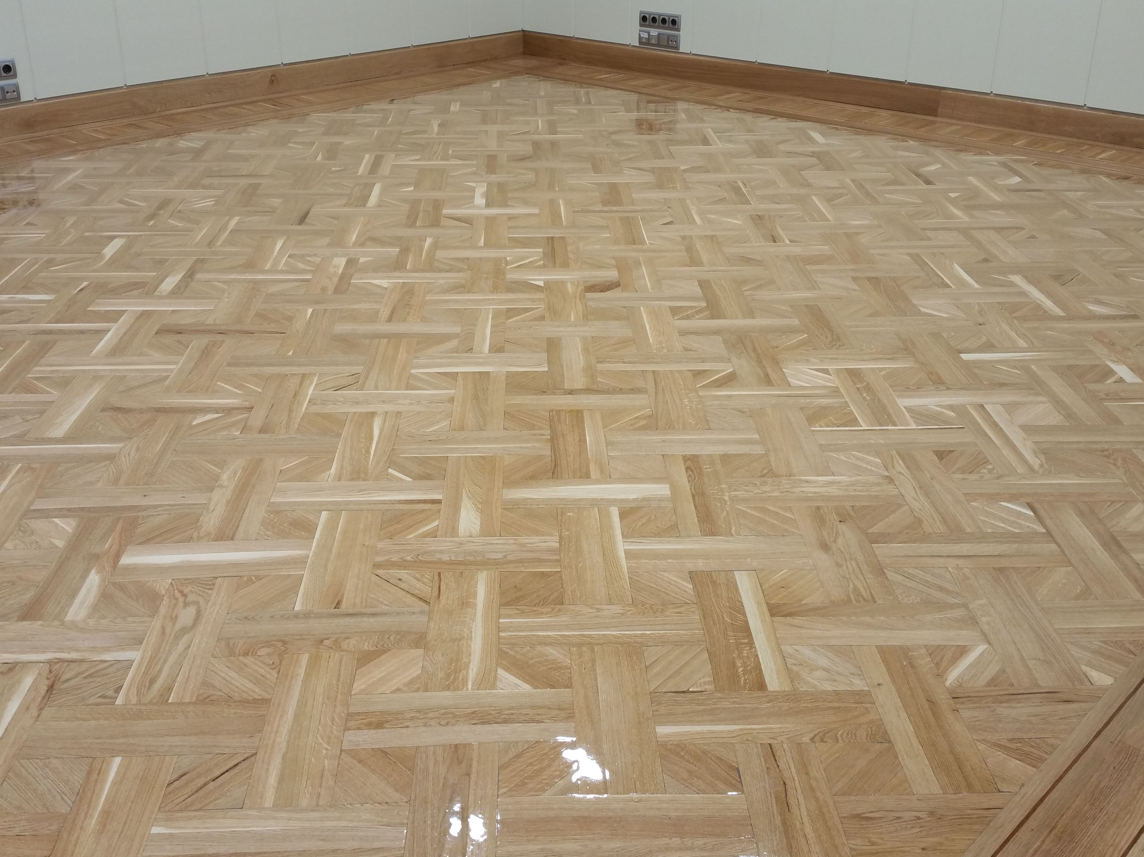 Parquet en espiga con cenefa de roble y jatoba. Pavimentos Momblan. Parquet en espiga con cenefa de roble y jatoba. Pavimentos Momblan.