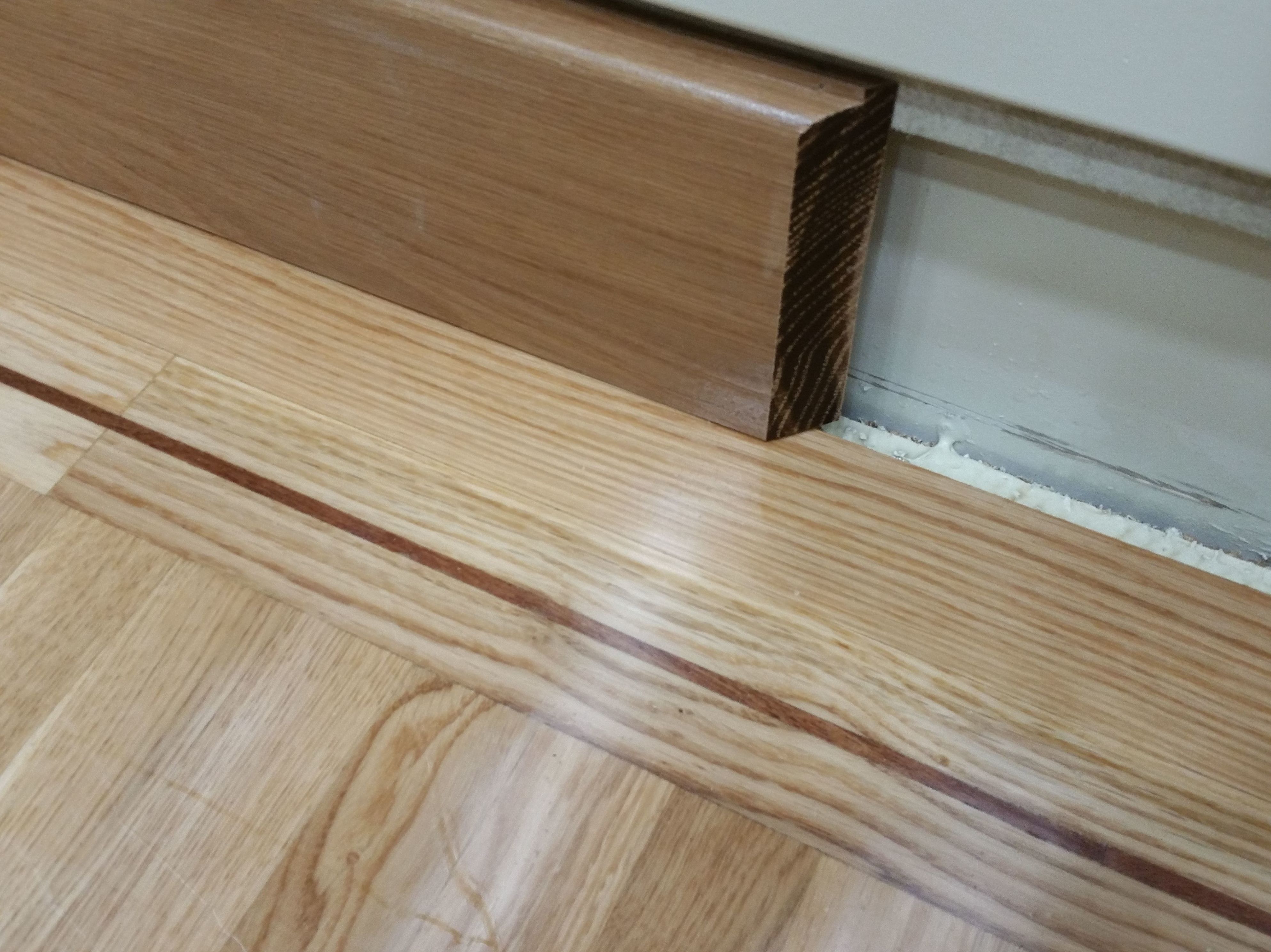 Parquet en espiga con cenefa de roble y jatoba. Pavimentos Momblan. Parquet en espiga con cenefa de roble y jatoba. Pavimentos Momblan.