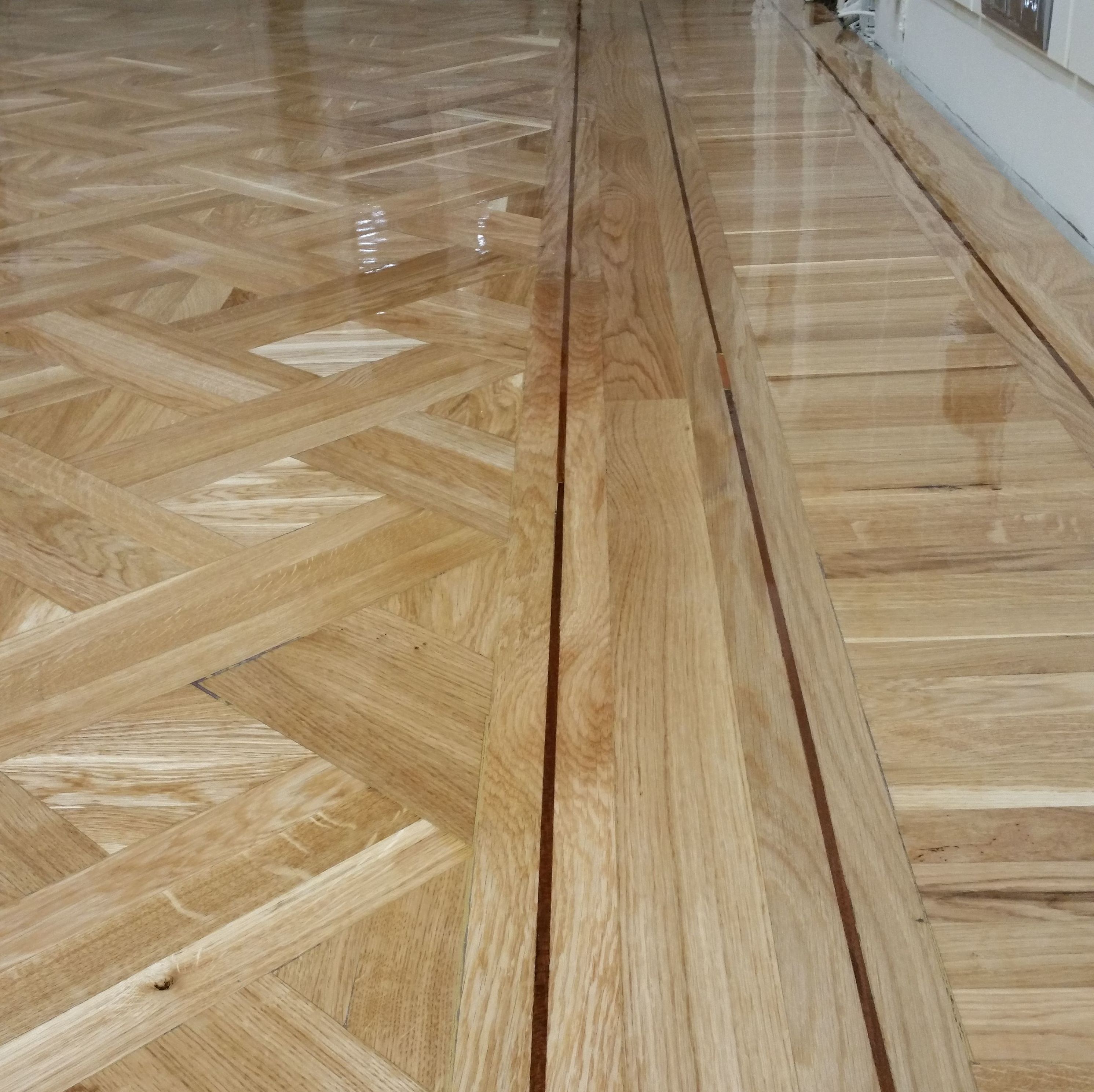 Parquet en espiga con cenefa de roble y jatoba. Pavimentos Momblan. Parquet en espiga con cenefa de roble y jatoba. Pavimentos Momblan.