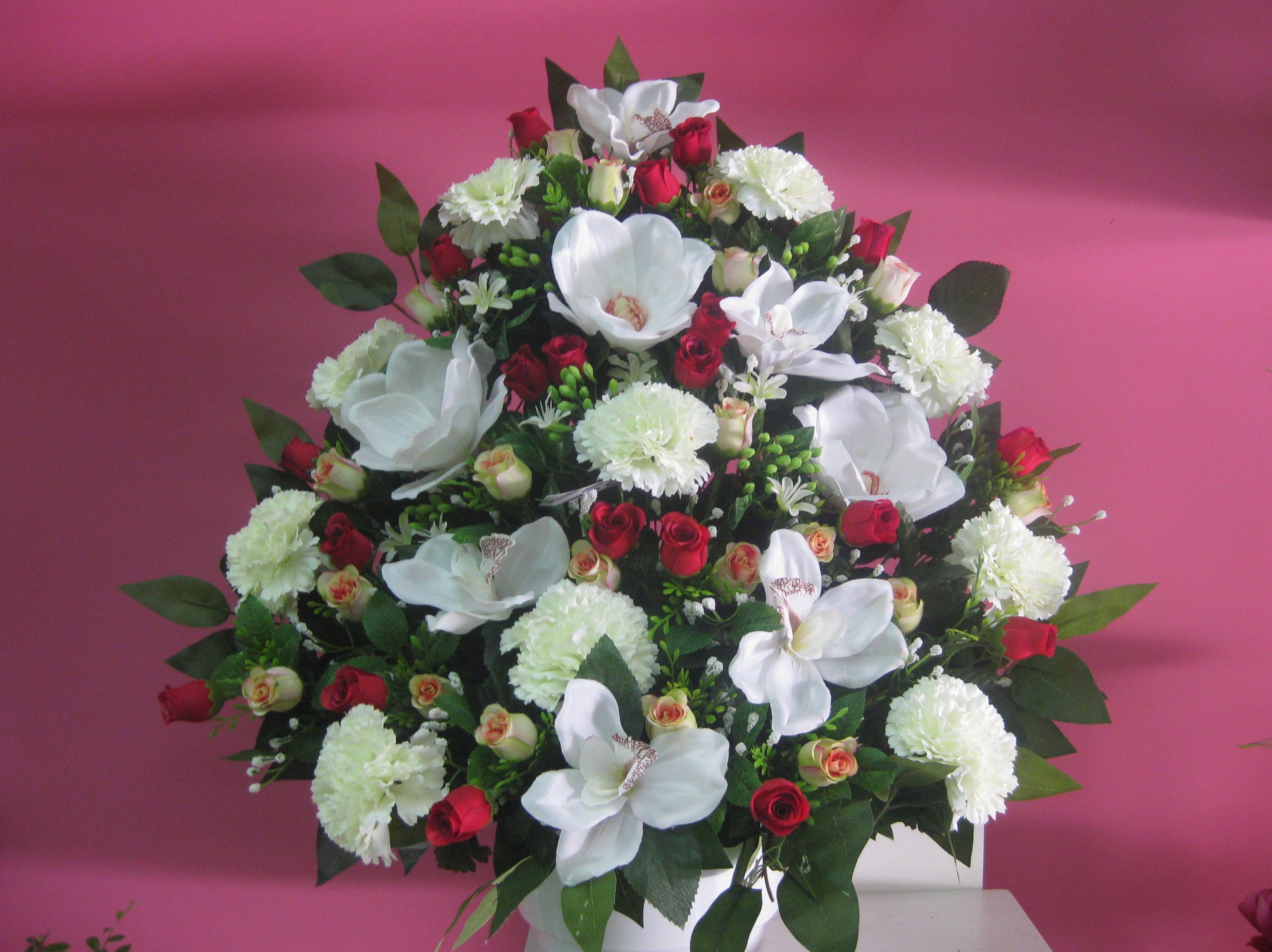 centro artificial a una car de rosas orquideas y claveles centro artificial a una car de rosas orquideas y claveles