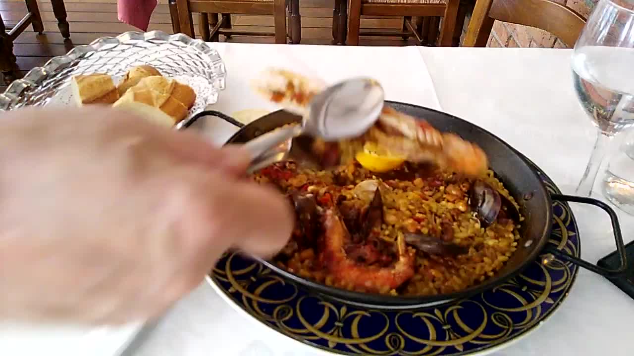 Video 3 de Restaurante de cocina tradicional en Gerona en Lloret de Mar