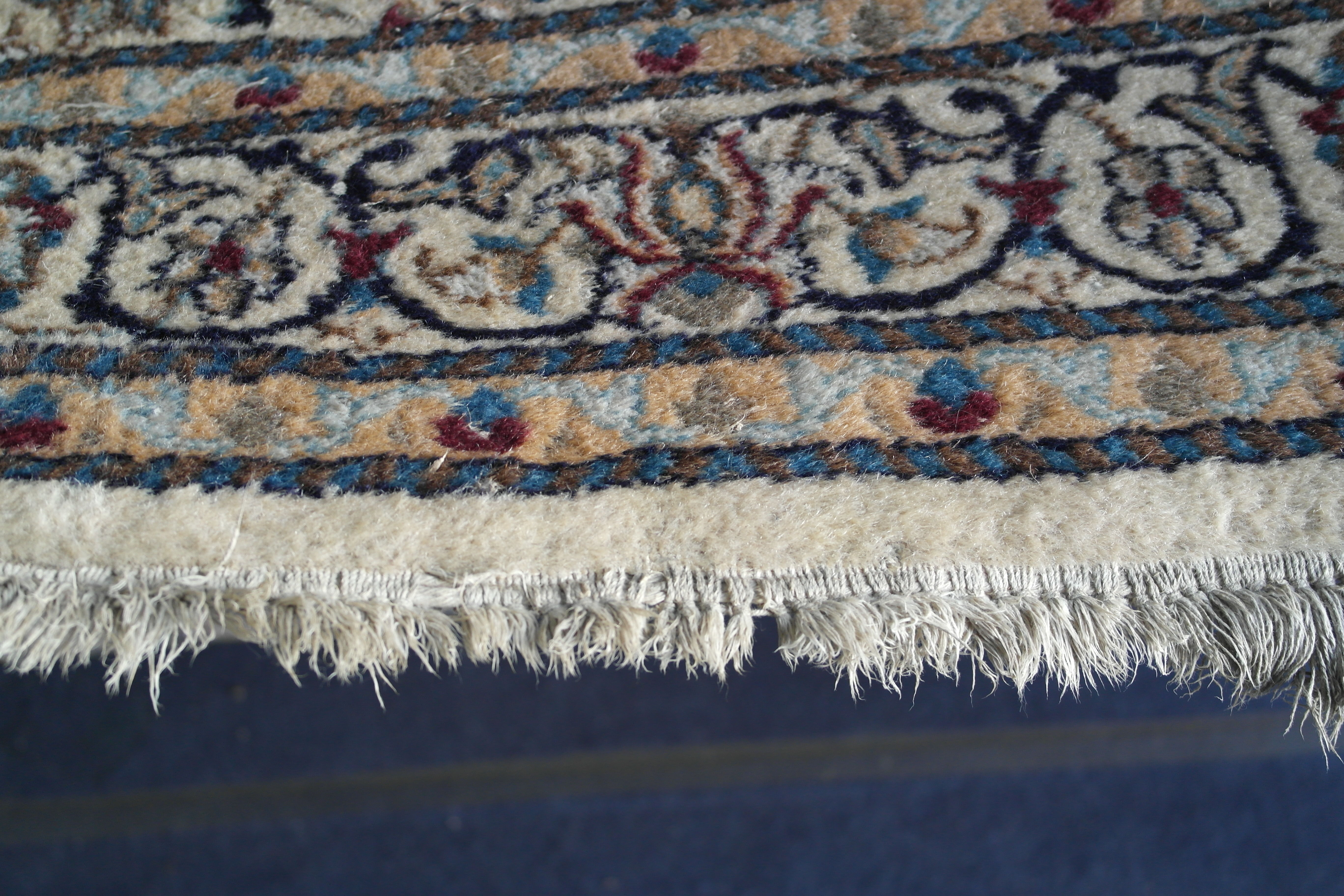 Franjas danificadas em tapete persa