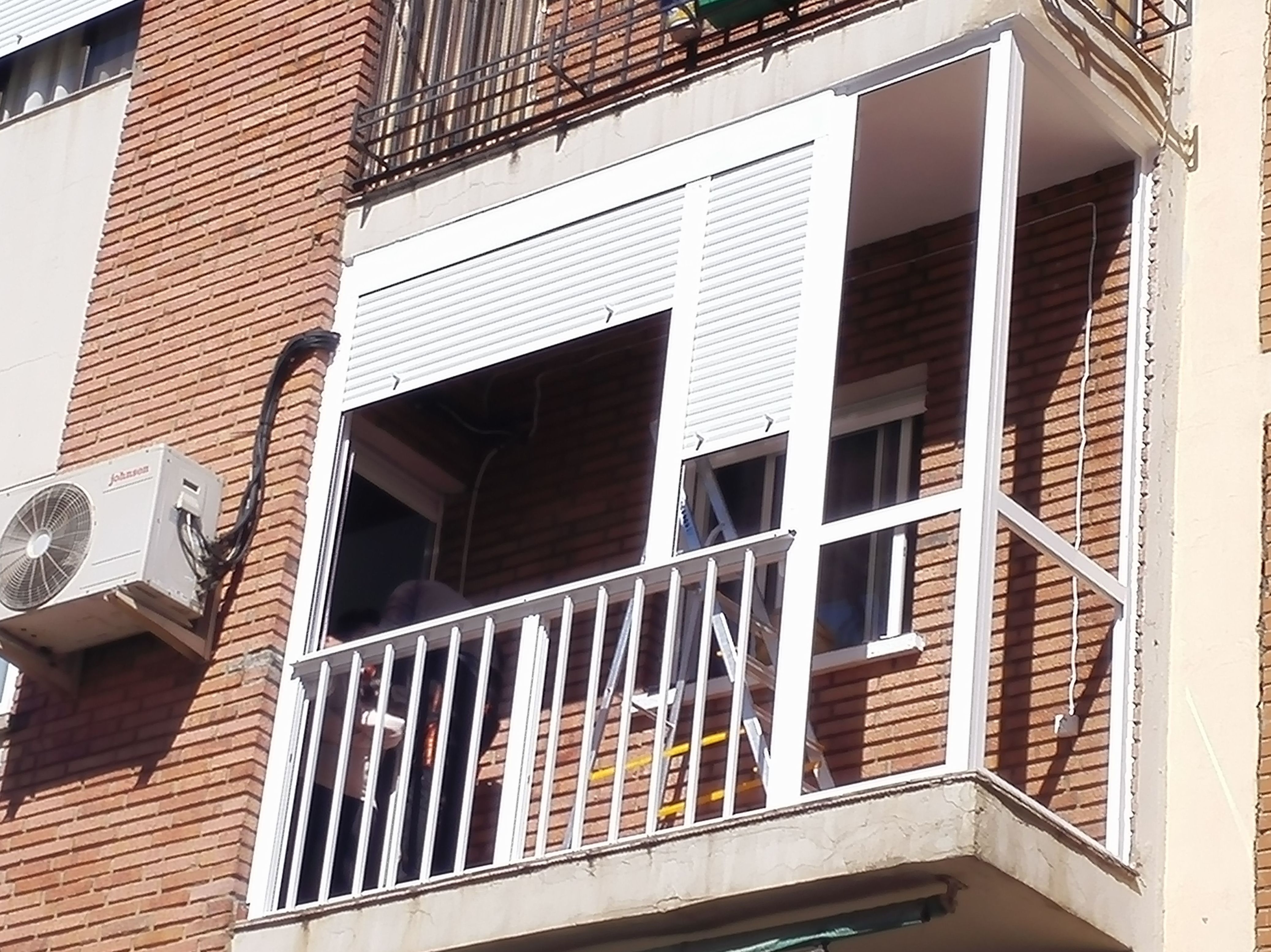 Balcón cierre de aluminio con fijo y armario IV