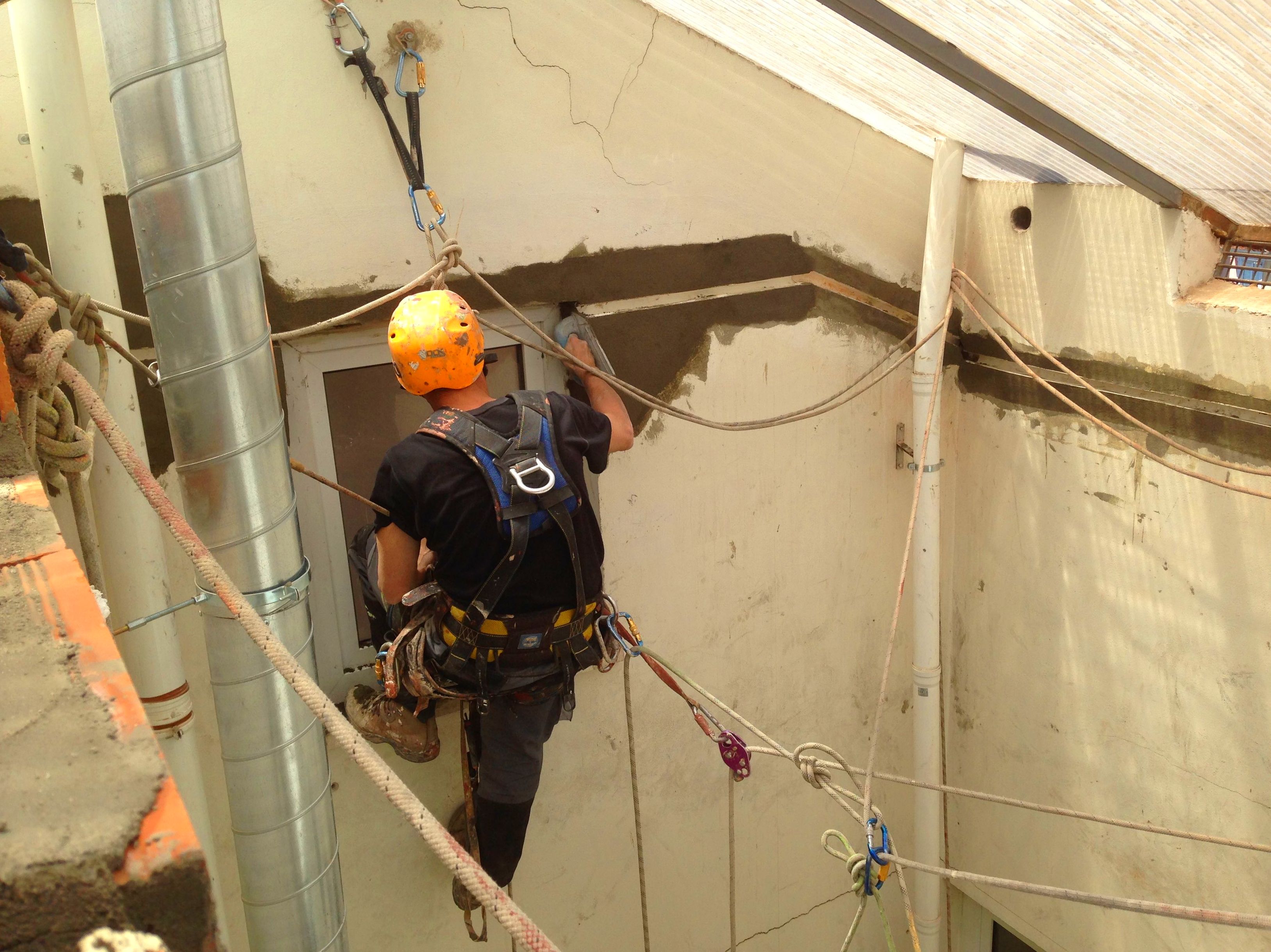 Reparación e instalación de junta de dilatación en patio con difícil acceso.