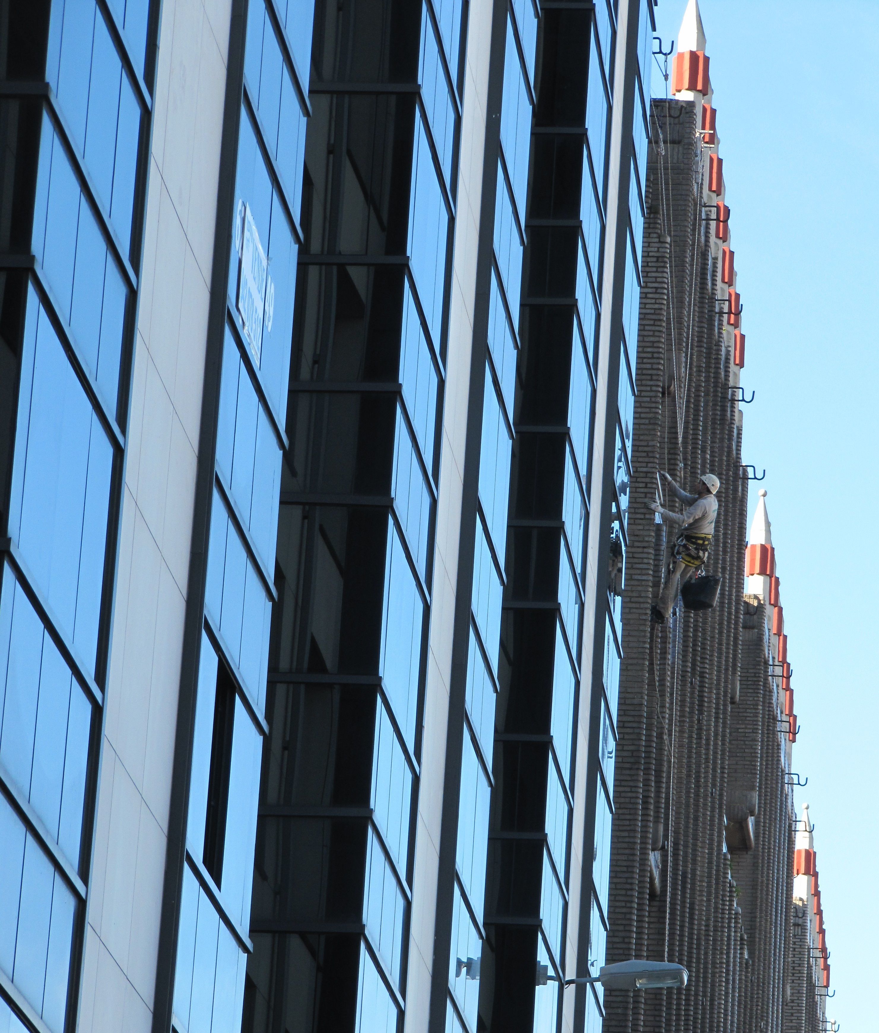 Impermeabilización de fachada con trabajos verticales en Santander. Impermeabilización de fachada con trabajos verticales en Santander.