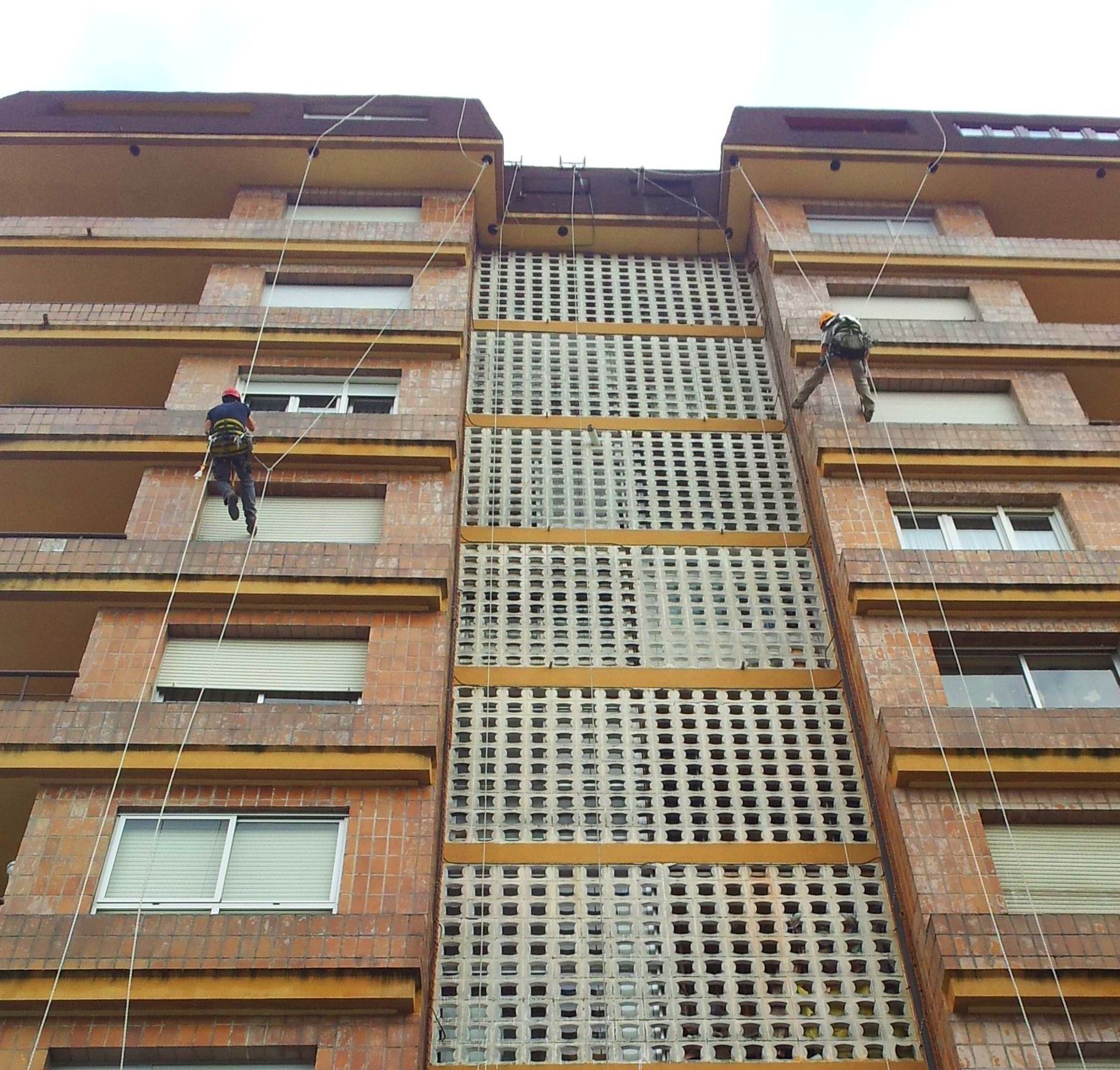 Rehabilitar su edificio con Fachadas Cantabria es la mejor elección. Rehabilitar su edificio con Fachadas Cantabria es la mejor elección.