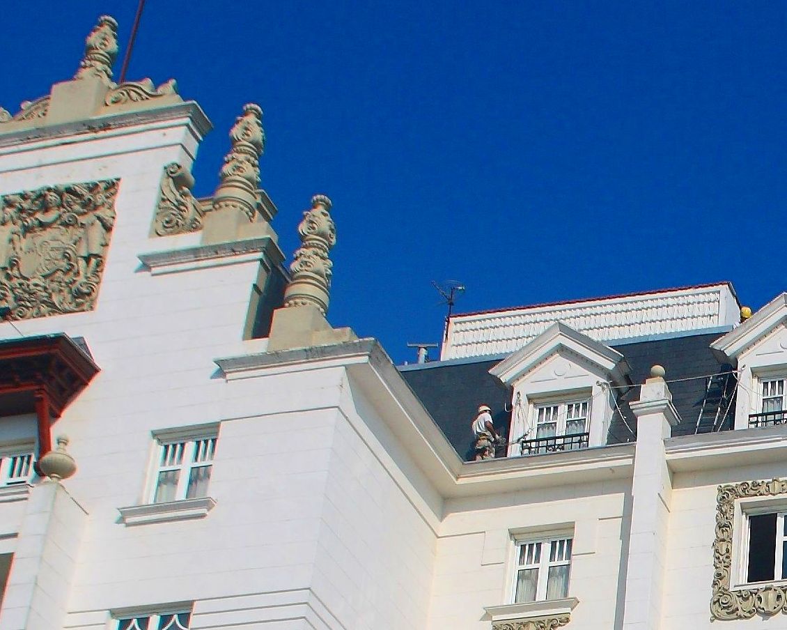 Trabajos verticales y en altura. Mantenimiento de casetones y cornisas hotel Real Santander.