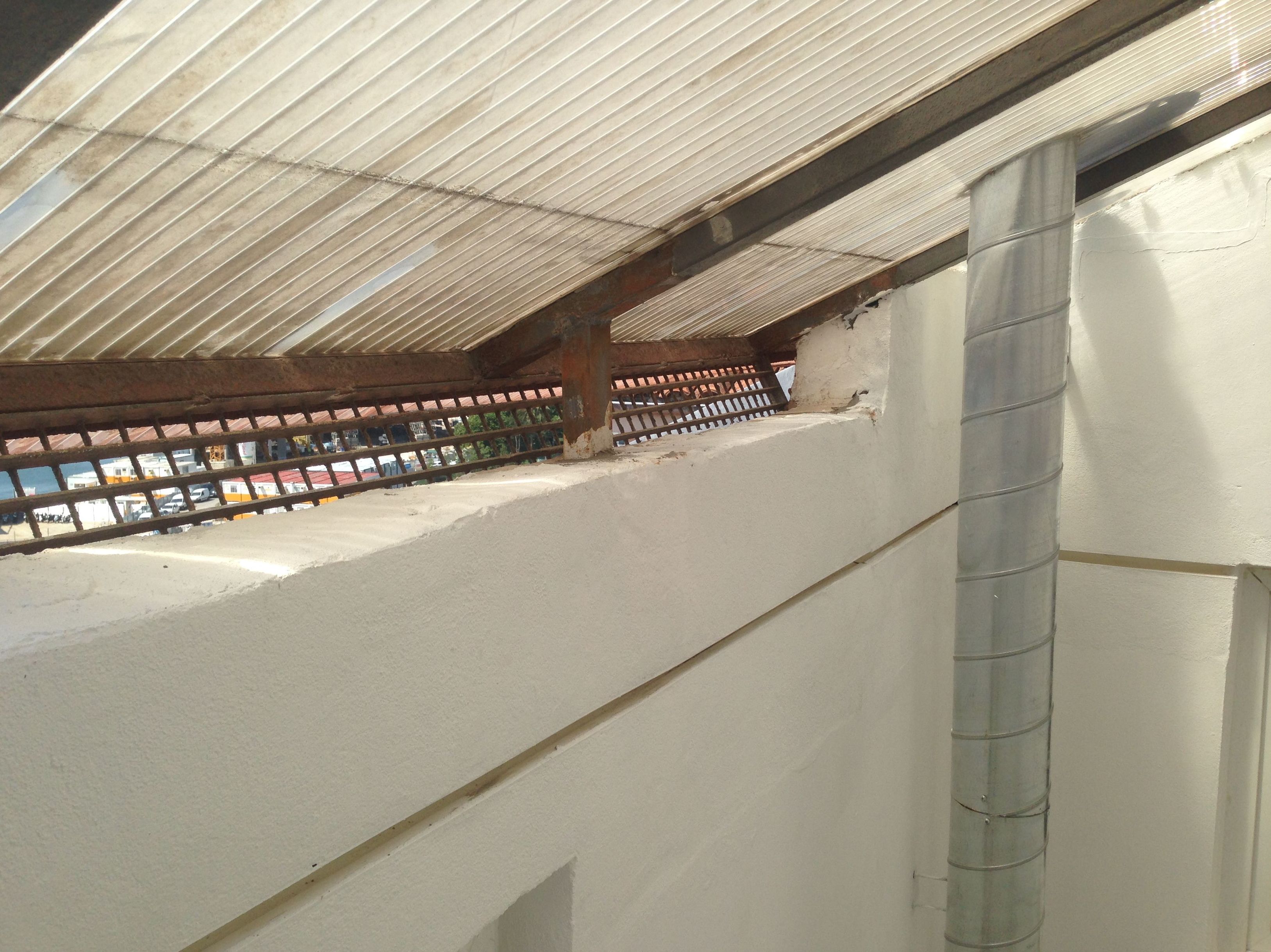 Junta de dilatación en patio interior de Santander.Trabajos verticales Fachadas Cantabria