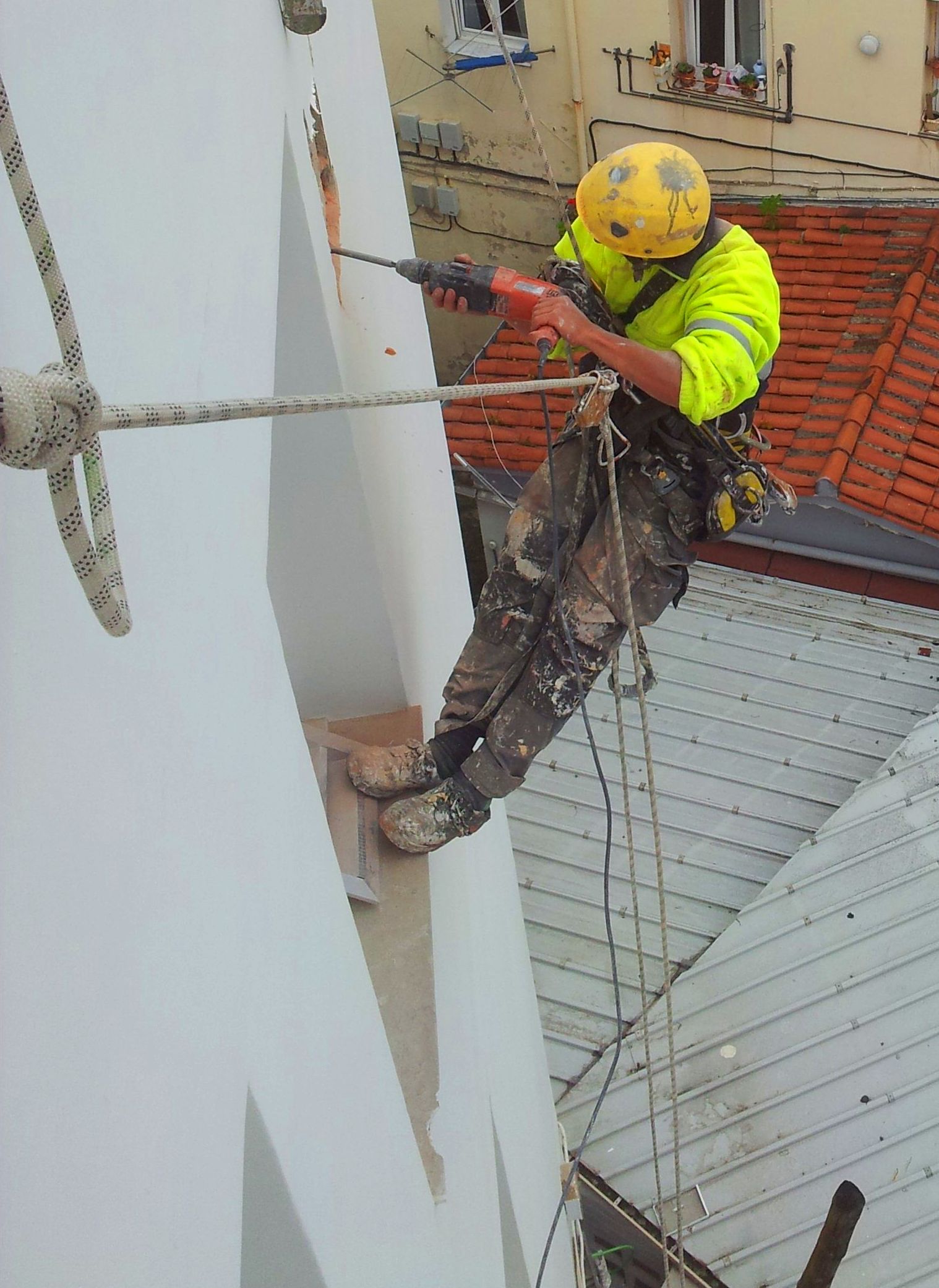 Reparación de fachadas con trabajos verticales en Santander. Reparación de fachadas con trabajos verticales en Santander.