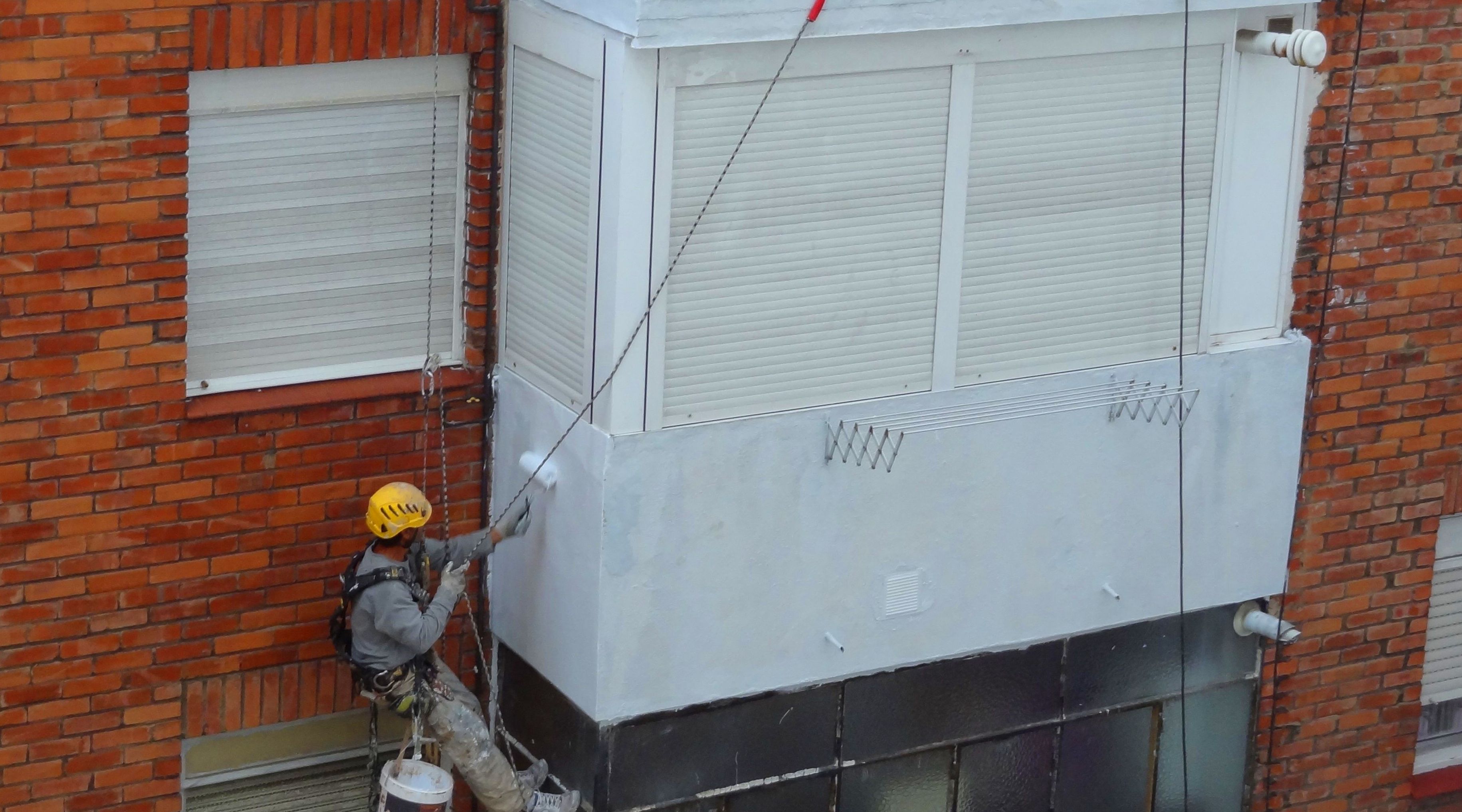 Pintores de fachadas. Trabajos con descuelgue vertical en Torrelavega. Pintores de fachadas. Trabajos con descuelgue vertical en Torrelavega.