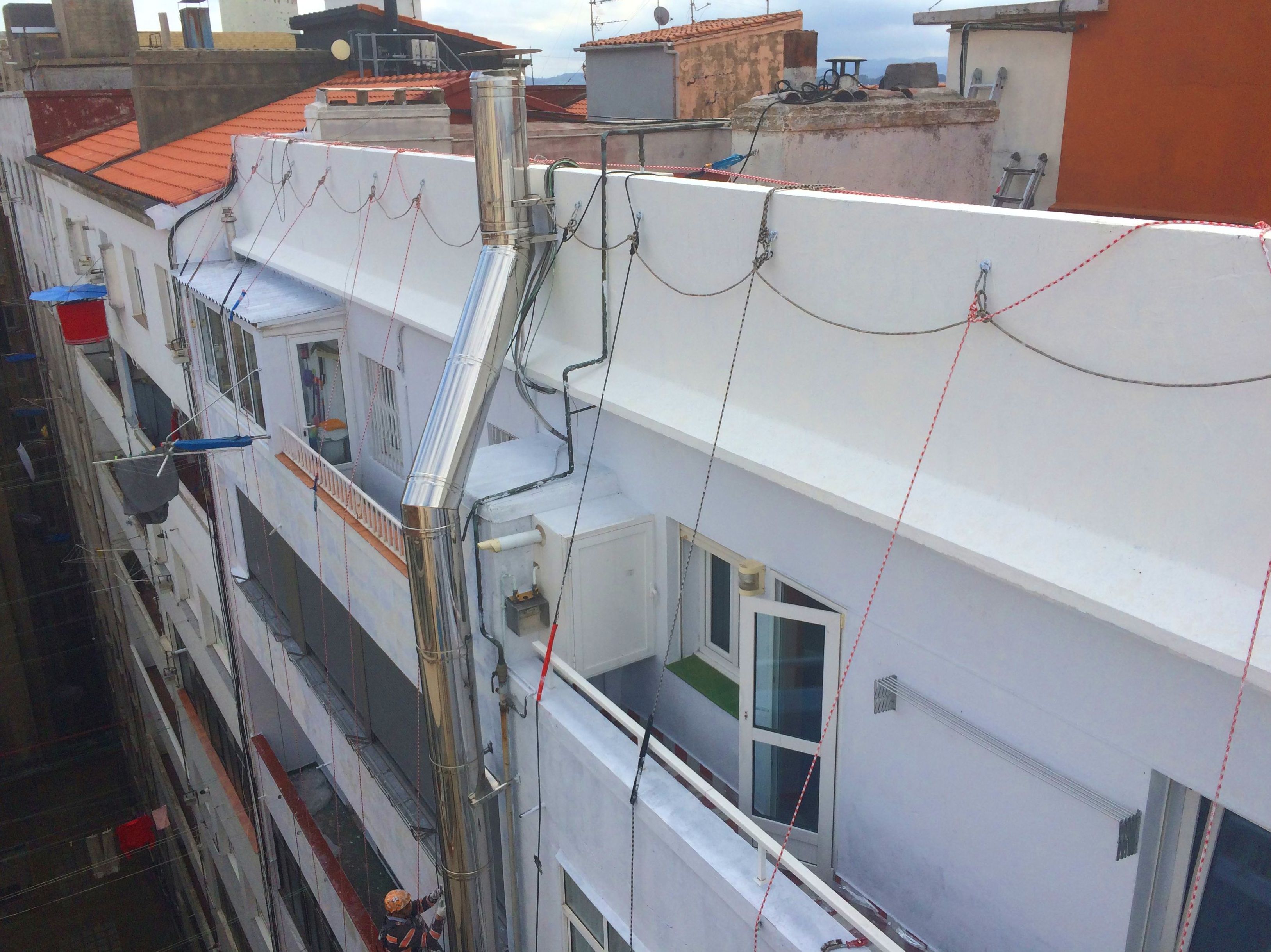 Fachadas Cantabria. Trabajos verticales. Posicionamiento con cuerdas en Santander. Fachadas Cantabria. Trabajos verticales. Posicionamiento con cuerdas en Santander.