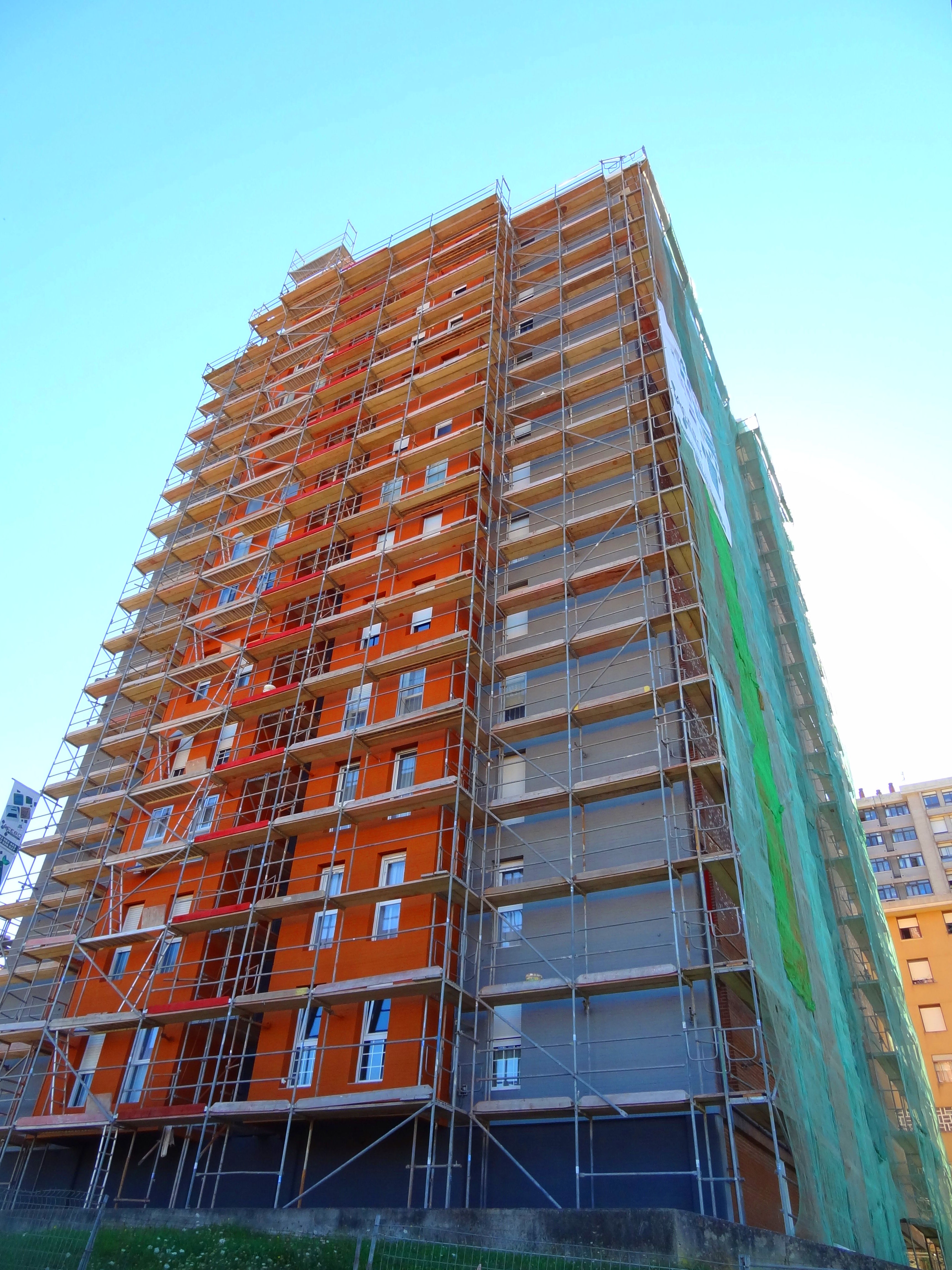 Rehabilitación de fachada con aislamiento térmico. Rehabilitación de fachada con aislamiento térmico.