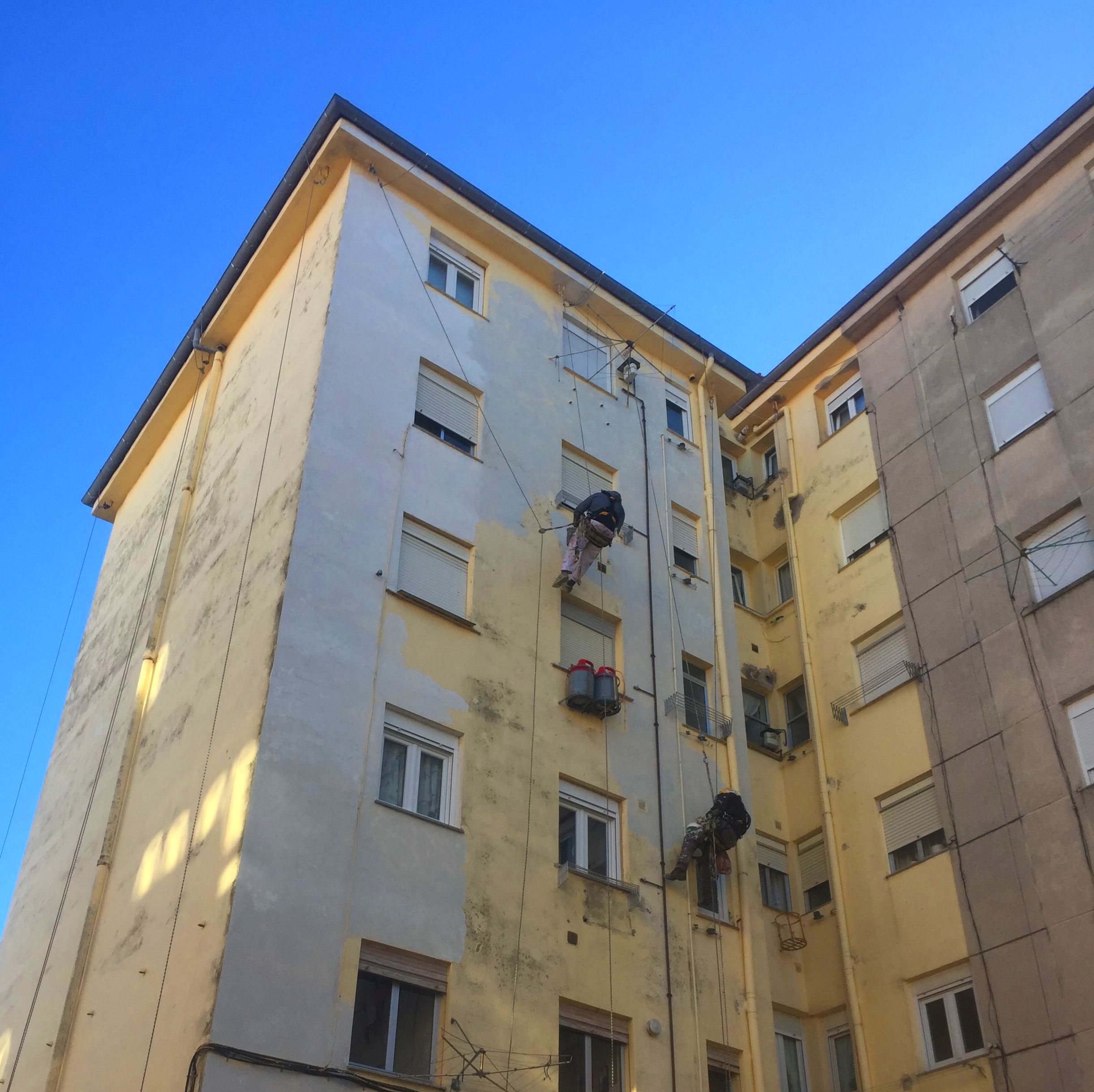 Capa fina de lucido recibido de fisuras igualación de planimetrías Capa fina de lucido recibido de fisuras igualación de planimetrías