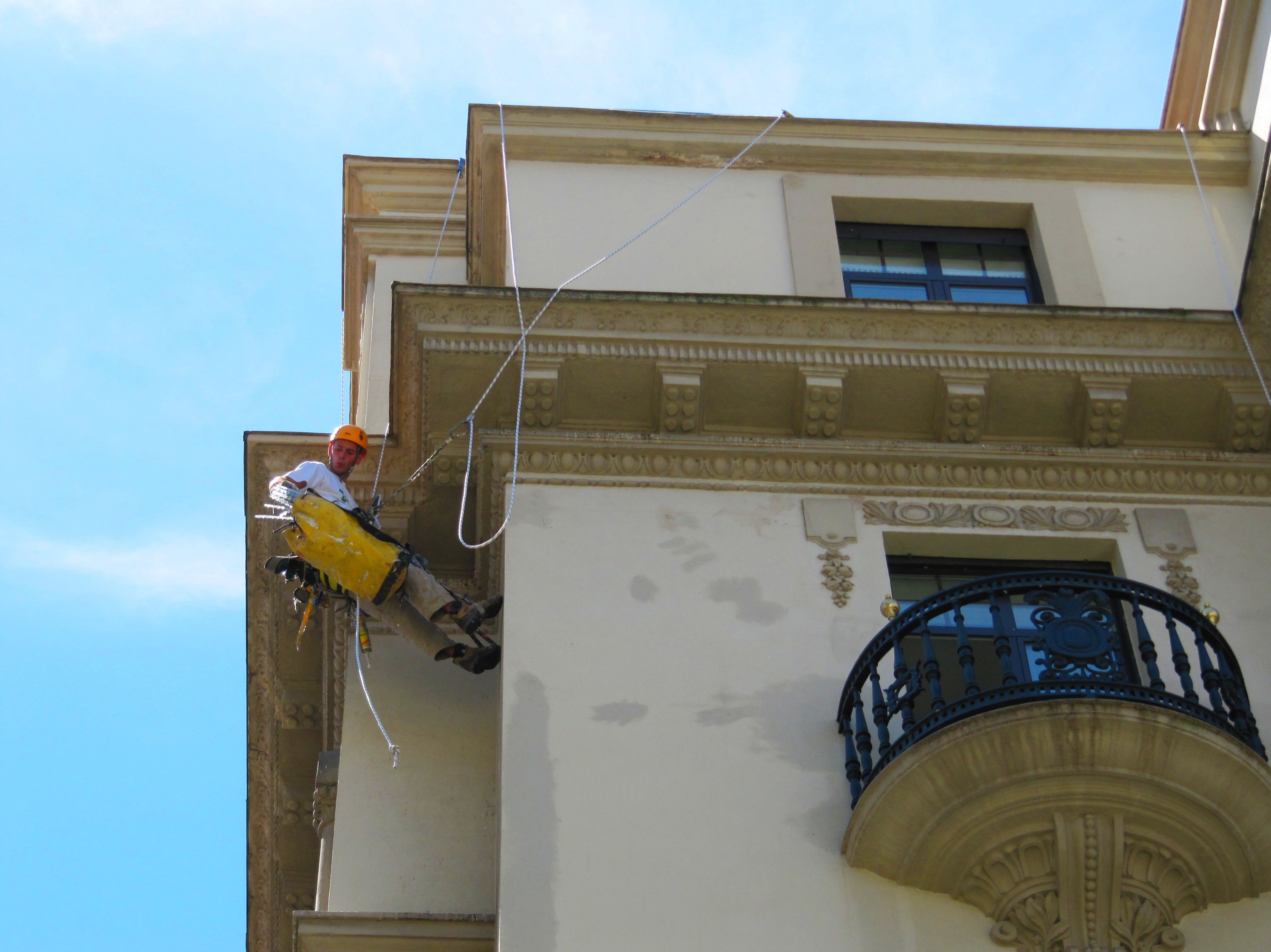 Colocación de pinchos antiaves en Santander. Colocación de pinchos antiaves en Santander.