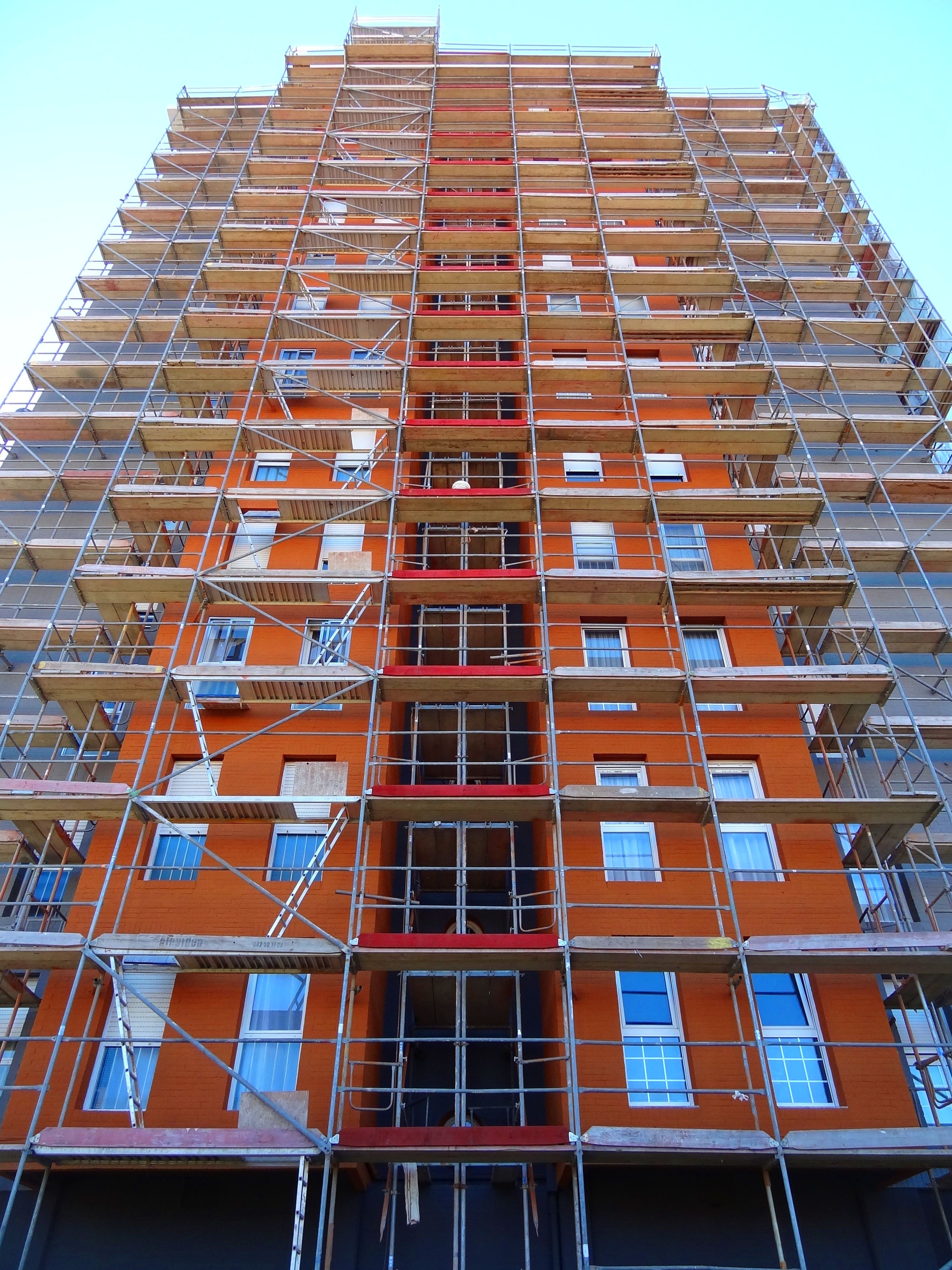Rehabilitación de fachadas con andamio modular. Fachada Aislada Santander. Rehabilitación de fachadas con andamio modular. Fachada Aislada Santander.
