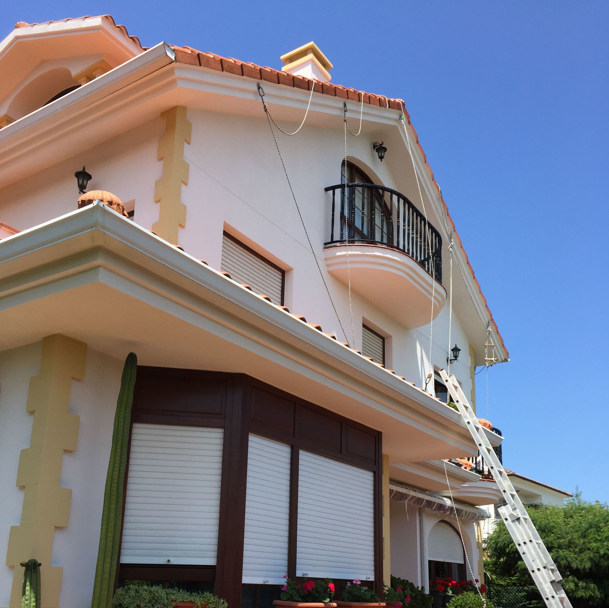 Fachadas Cantabria corcho aplicación rodillo