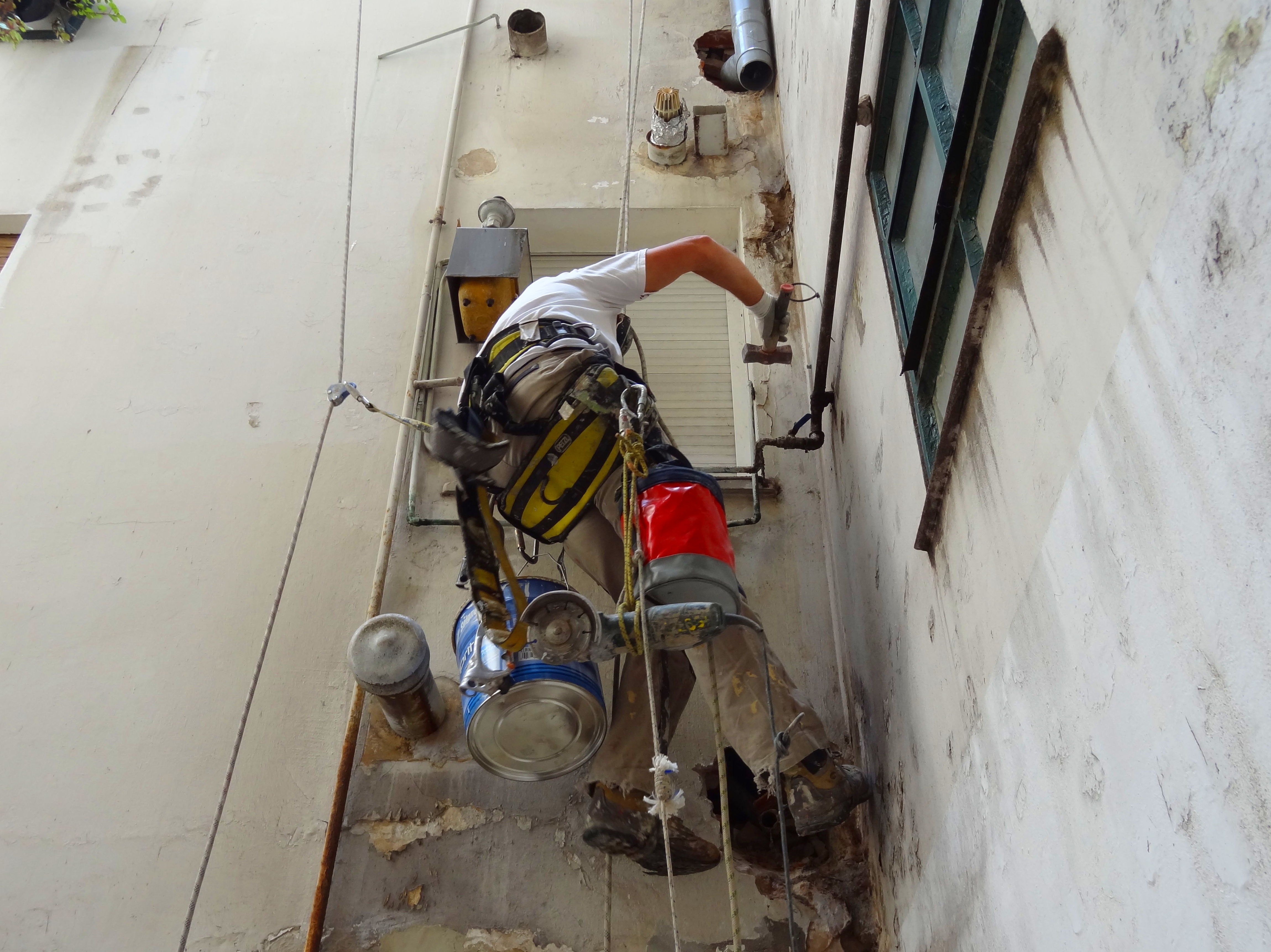 Instalación de bajantes y acometidas de fachada. Instalación de bajantes y acometidas de fachada.