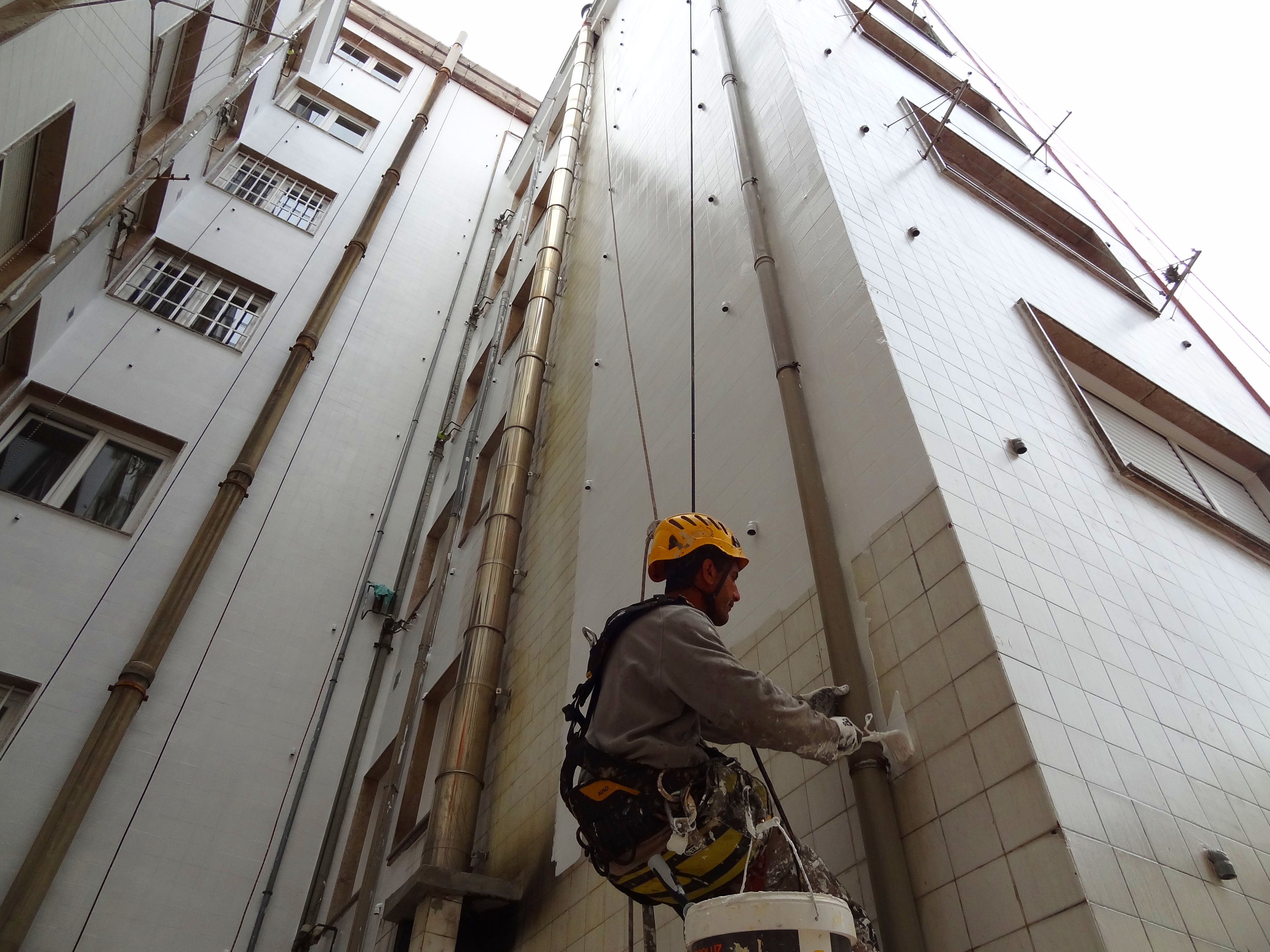 Verticalistas. Imprimación sobre azulejos o vitrificados en pintura patios interiores Verticalistas. Imprimación sobre azulejos o vitrificados en pintura patios interiores