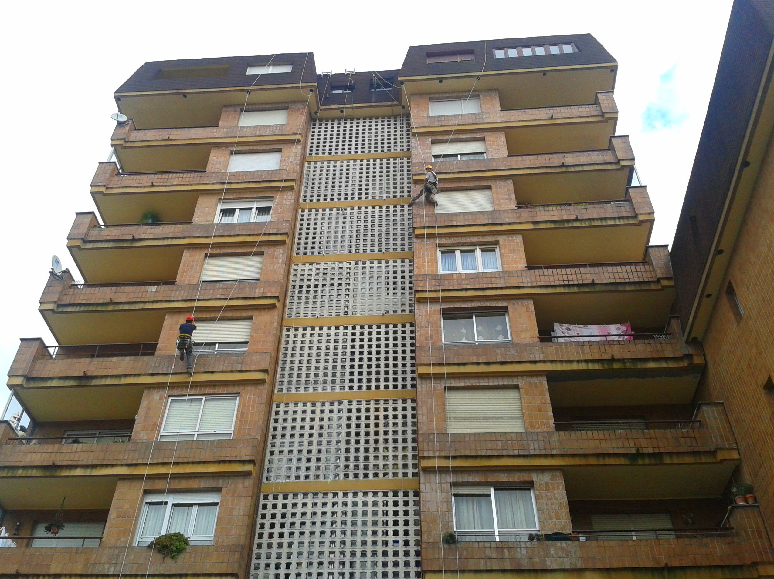 Trabajos verticales de reparación de fachada en Torrelavega Trabajos verticales de reparación de fachada en Torrelavega