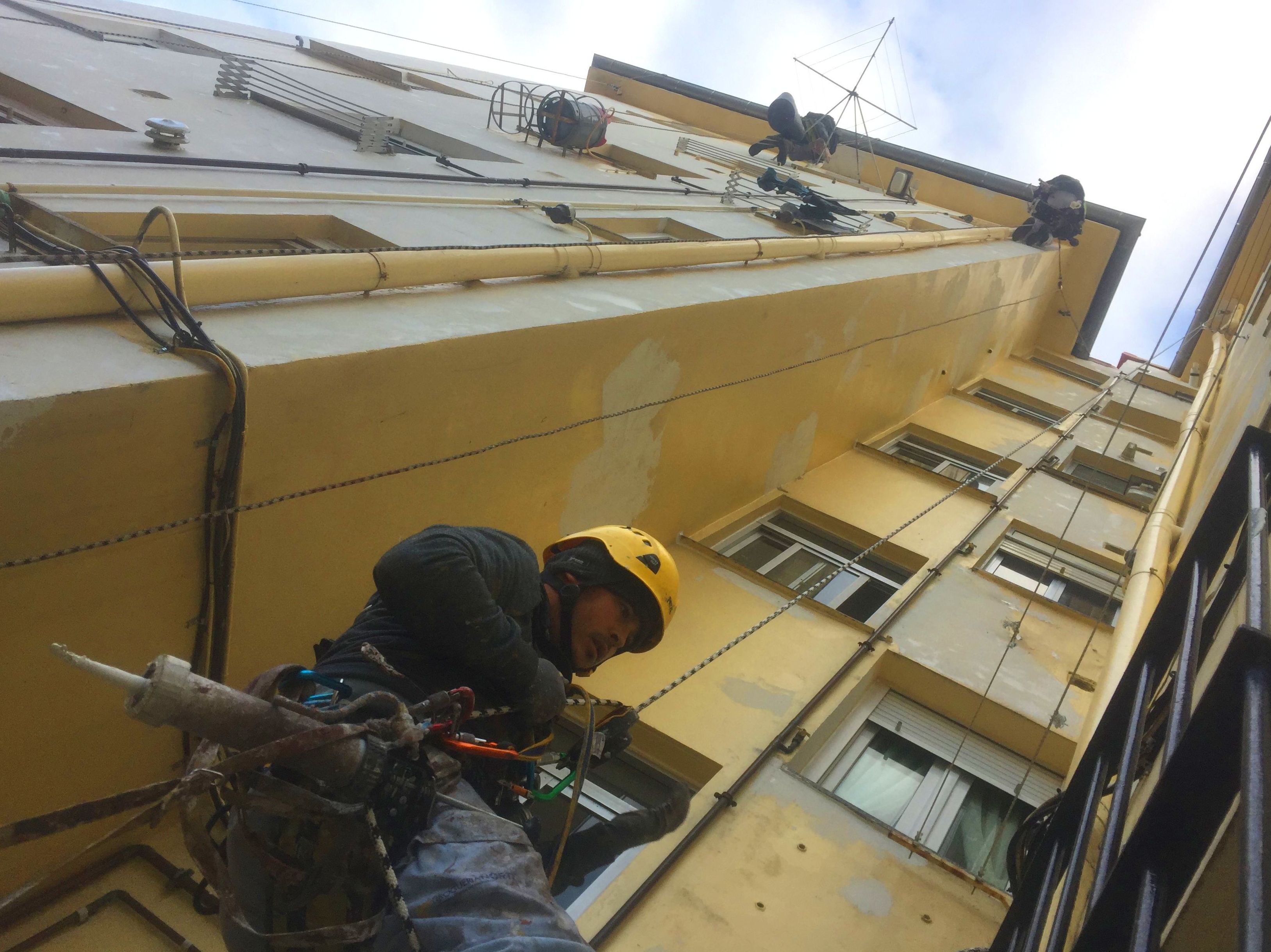 Sellado de carpinterías y marcos de ventanas. Sellado de carpinterías y marcos de ventanas.