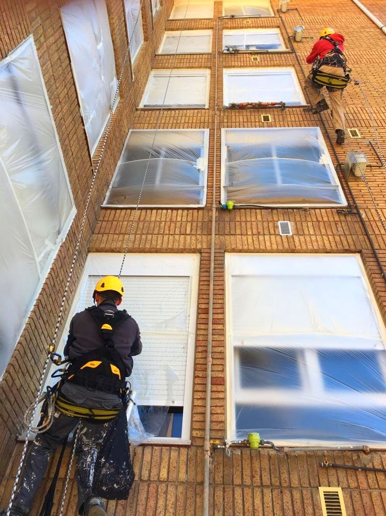 Empapelado de ventanas y elementos de fachada libres de proyección. Empapelado de ventanas y elementos de fachada libres de proyección.