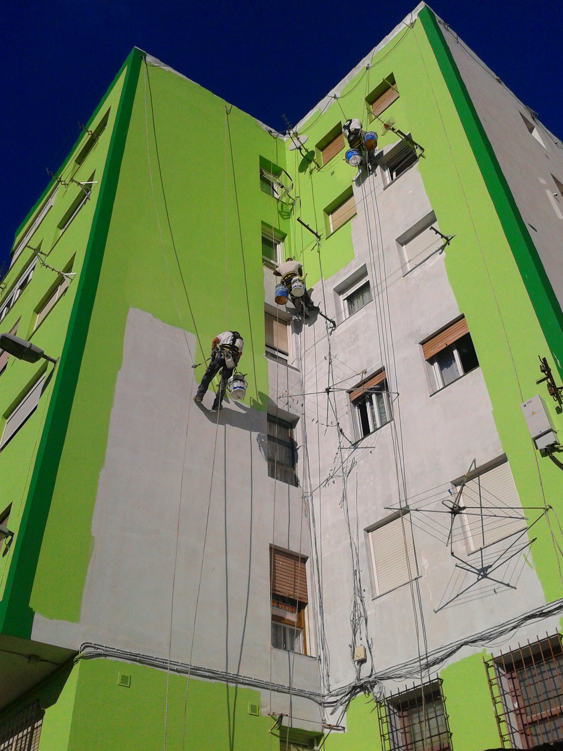 Realizamos trabajos de desatacos de tuberías, limpieza de canalones, instalación de tuberías bajantes y montantes. Reparación e impermeabilización de tejados. Impermeabilizaciòn de fachadas. Realizamos trabajos de desatacos de tuberías, limpieza de canalones, instalación de tuberías bajantes y montantes. Reparación e impermeabilización de tejados. Impermeabilizaciòn de fachadas.