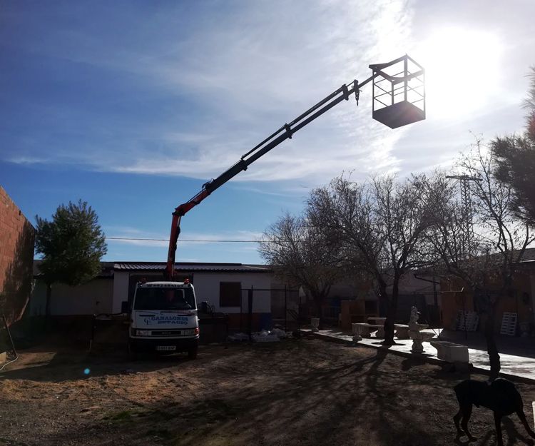 Instalación y reparación de canalones con camión grúa en Ciudad Real