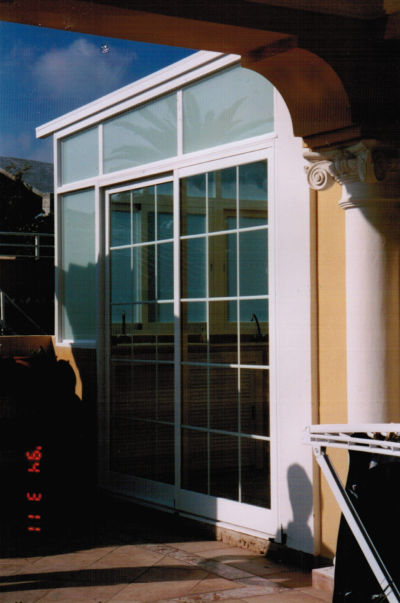 Cerramiento de terraza con techo laminar blanco: Catálogo de Aluminios Aludecor Marbella }}