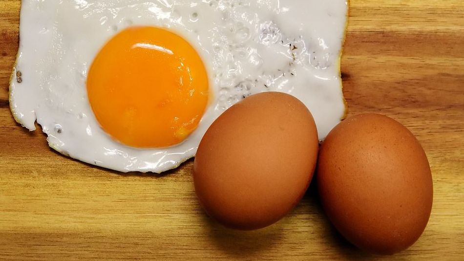 ¿CUANTOS HUEVOS SE RECOMIENDA CONSUMIR A LA A LA SEMANA?¿INCIDE EN EL COLESTEROL?