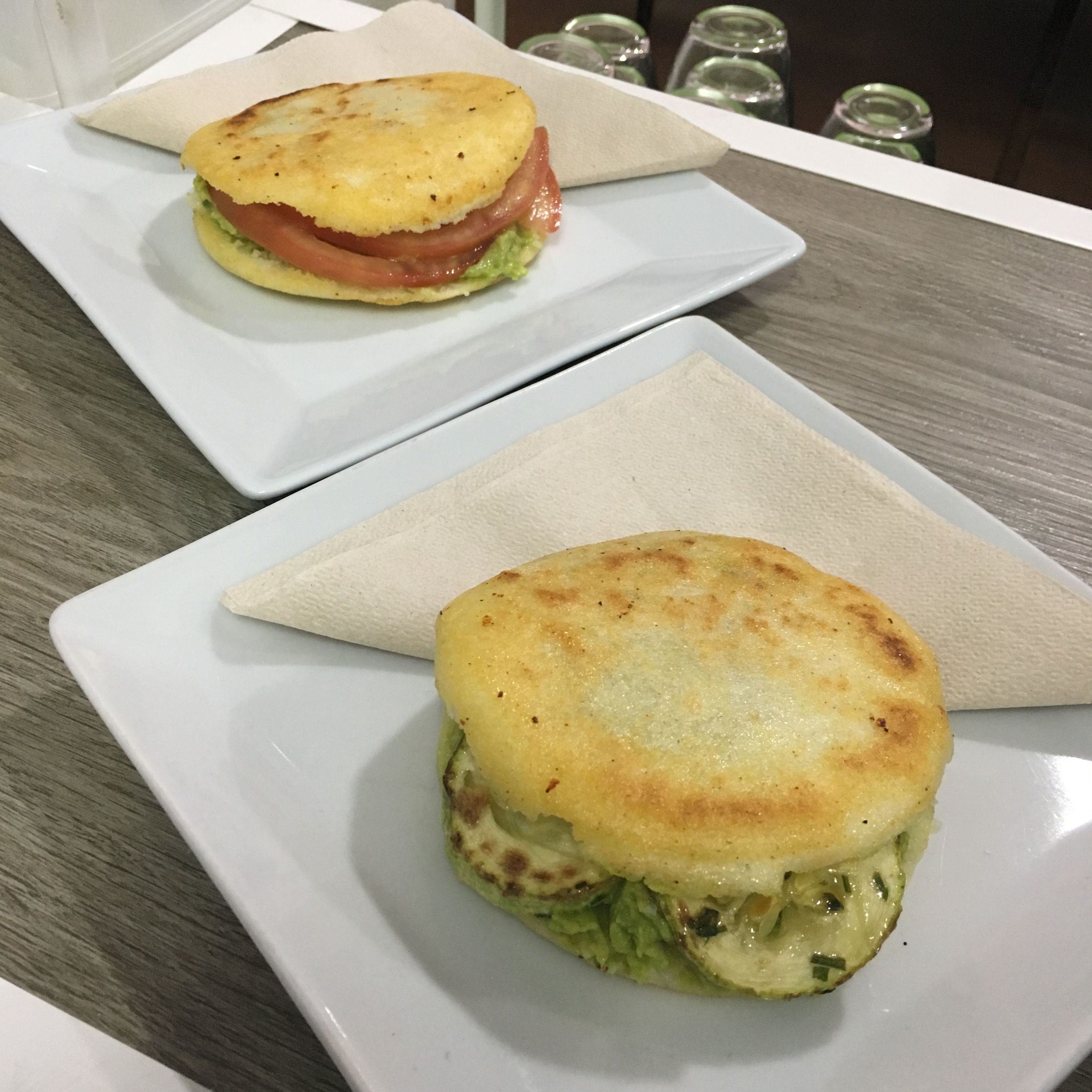 Arepas c/Tomate y Aguacate & c/Calabacín y Aguacate Arepas c/Tomate y Aguacate & c/Calabacín y Aguacate