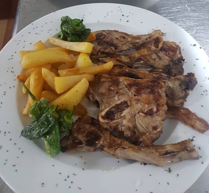 Carnes a la brasa con una presentación excelente Carnes a la brasa con una presentación excelente