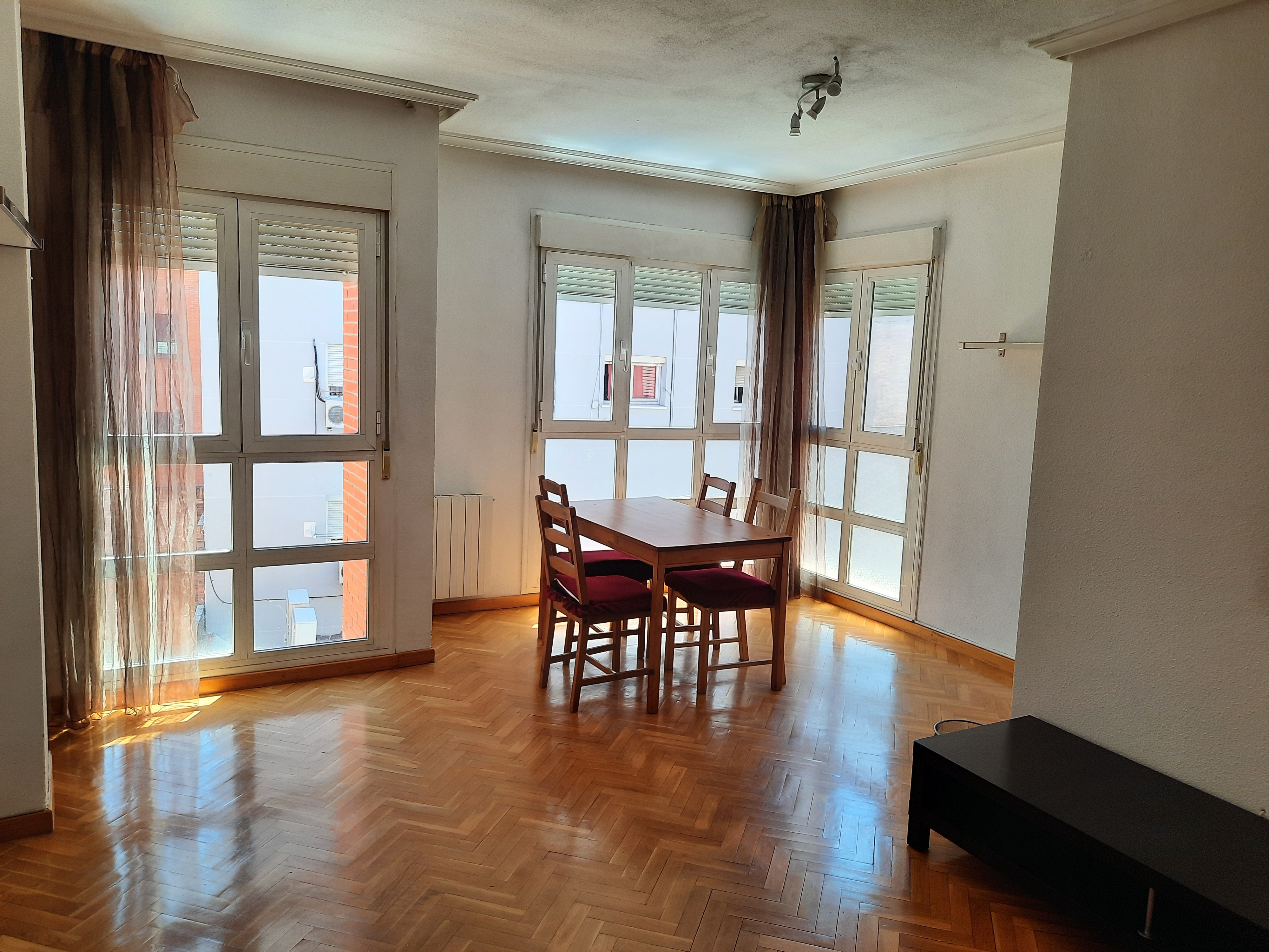 Piso en alquiler en Los Mesejo (Pacífico) con plaza de garaje y piscina: de Vicente Palau Jiménez - Agente Inmobiliario Piso en alquiler en Los Mesejo (Pacífico) con plaza de garaje y piscina: de Vicente Palau Jiménez - Agente Inmobiliario