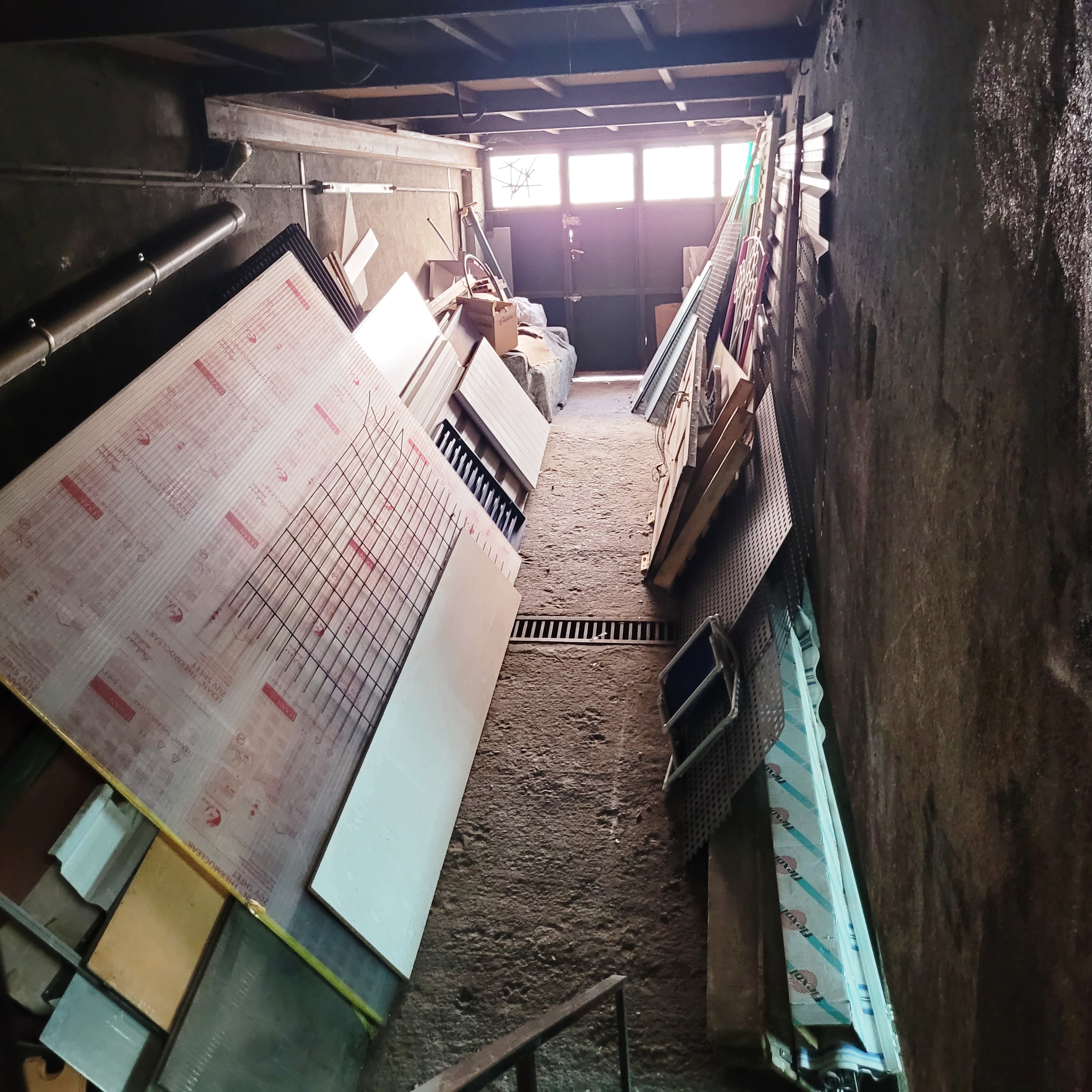 Local en Alquiler en Entrevías. Sótano con entrada directa desde la calle.: de Vicente Palau Jiménez - Agente Inmobiliario Local en Alquiler en Entrevías. Sótano con entrada directa desde la calle.: de Vicente Palau Jiménez - Agente Inmobiliario
