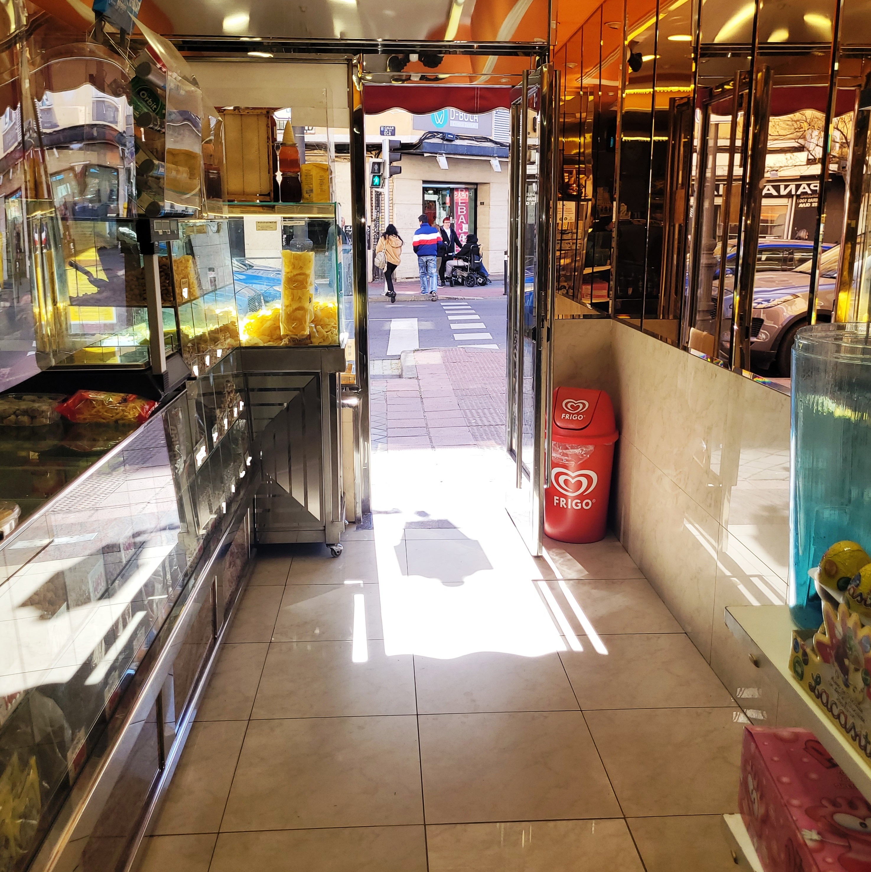 Local comercial en calle de la Oca, 62 m² en 2 plantas. Escaparate de 3m.: de Vicente Palau Jiménez - Agente Inmobiliario Local comercial en calle de la Oca, 62 m² en 2 plantas. Escaparate de 3m.: de Vicente Palau Jiménez - Agente Inmobiliario