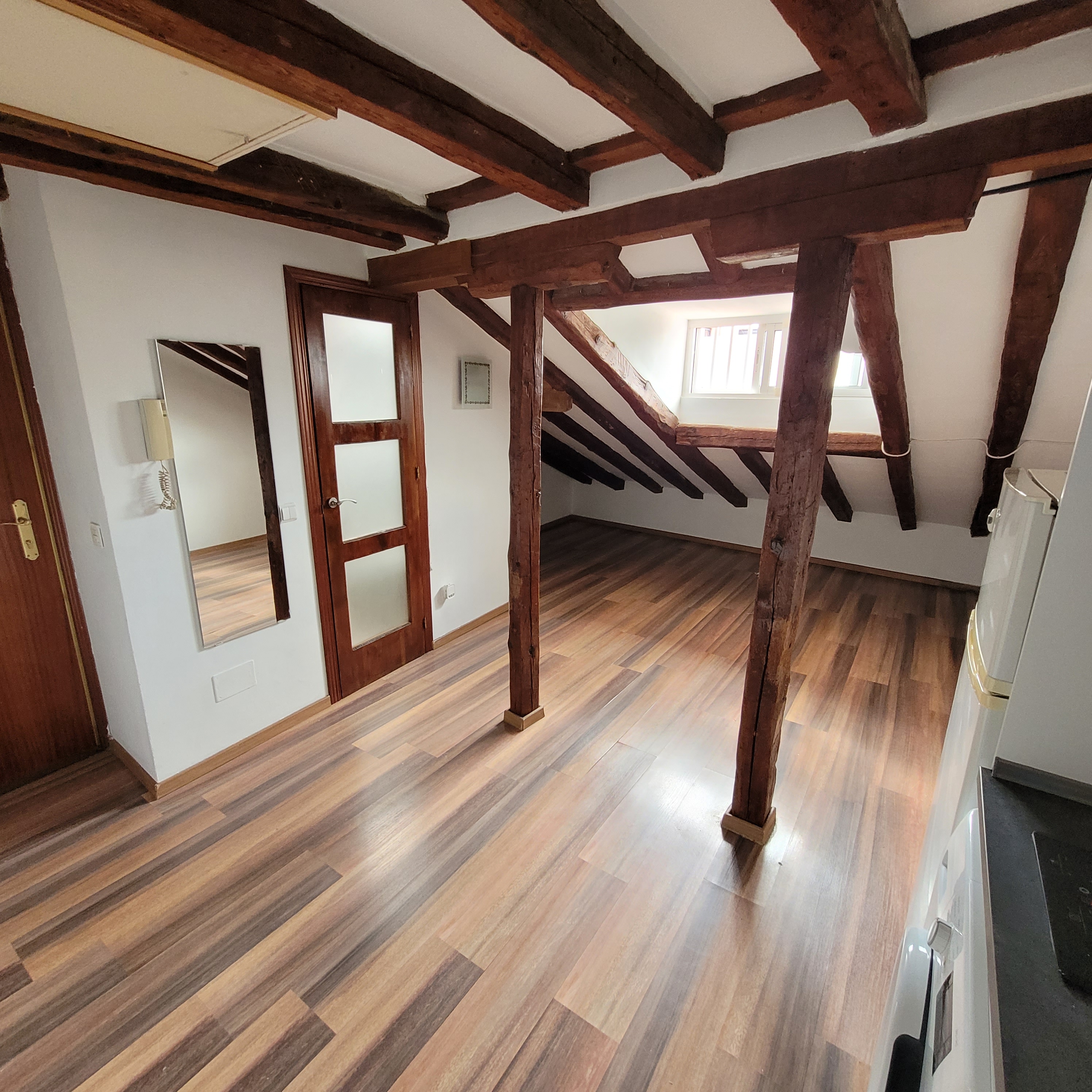 Estupendo estudio abuhardillado en pleno barrio de Chamberí.: de Vicente Palau Jiménez - Agente Inmobiliario Estupendo estudio abuhardillado en pleno barrio de Chamberí.: de Vicente Palau Jiménez - Agente Inmobiliario