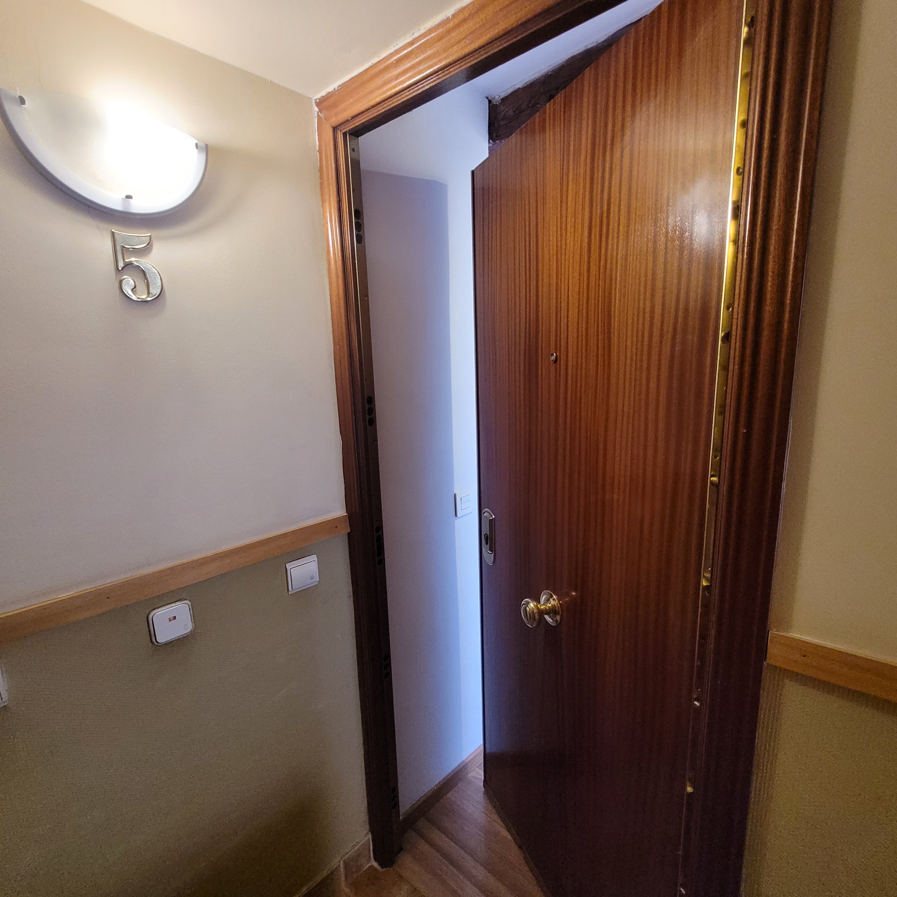Estupendo estudio abuhardillado en pleno barrio de Chamberí.: de Vicente Palau Jiménez - Agente Inmobiliario Estupendo estudio abuhardillado en pleno barrio de Chamberí.: de Vicente Palau Jiménez - Agente Inmobiliario