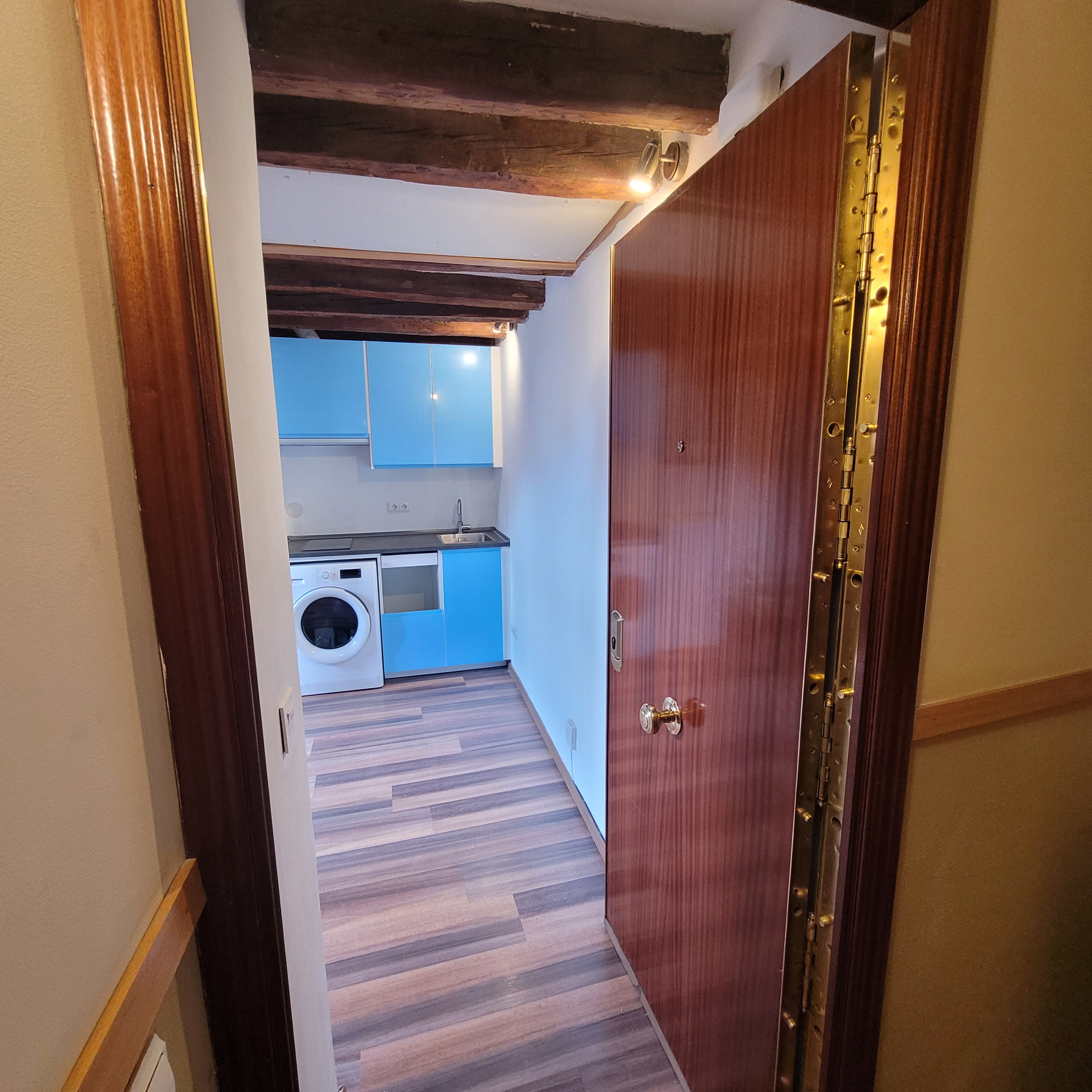 Estupendo estudio abuhardillado en pleno barrio de Chamberí.: de Vicente Palau Jiménez - Agente Inmobiliario Estupendo estudio abuhardillado en pleno barrio de Chamberí.: de Vicente Palau Jiménez - Agente Inmobiliario